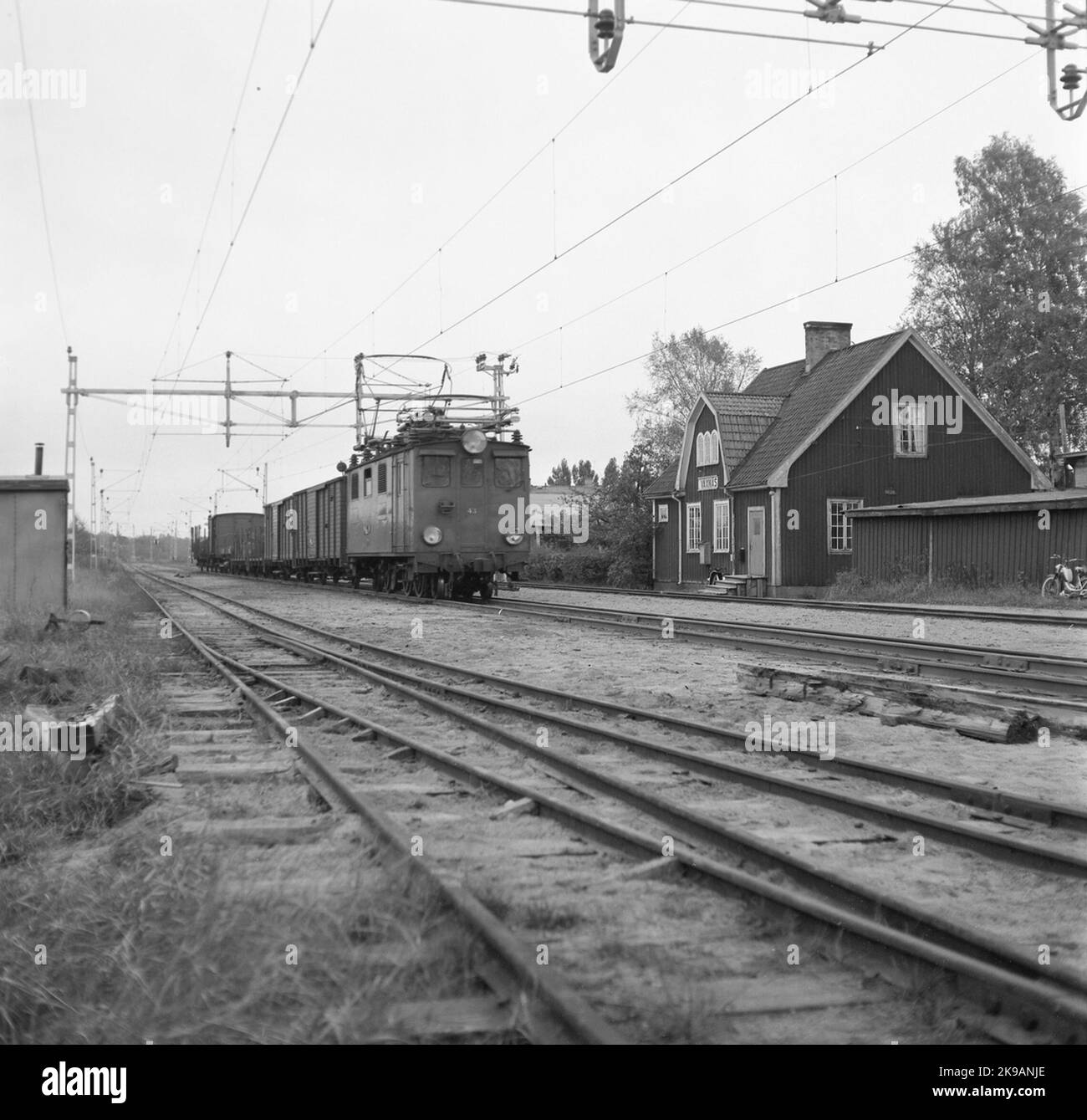 Nordmark - strada di ferro di Klarälven, NKLJ ELLOK 43 con vagoni merci alla stazione di Våxnäs. Foto Stock