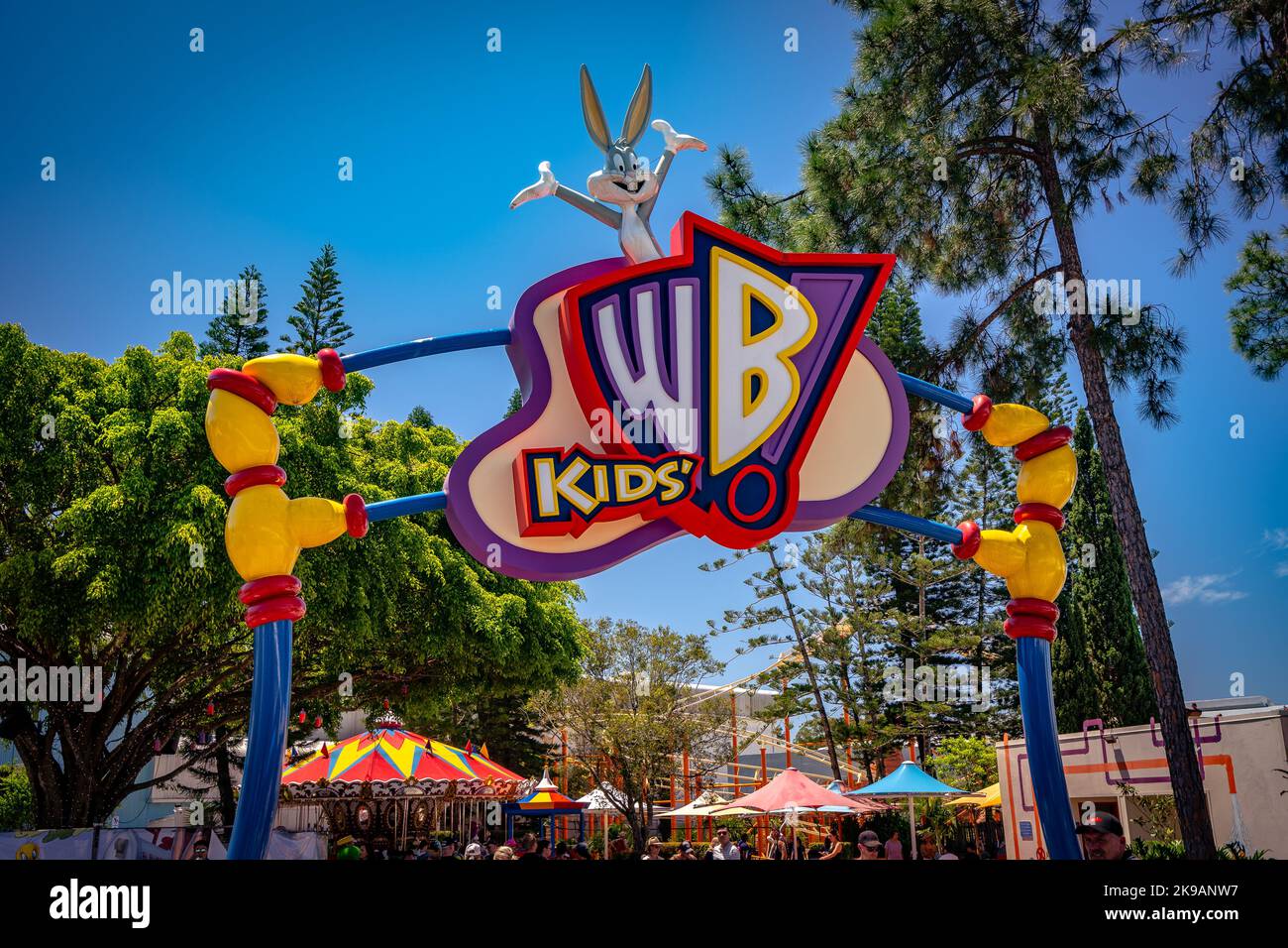 Gold Coast, Queensland, Australia - cartello d'ingresso al parco per bambini Warner Brothers al parco a tema Movie World Foto Stock