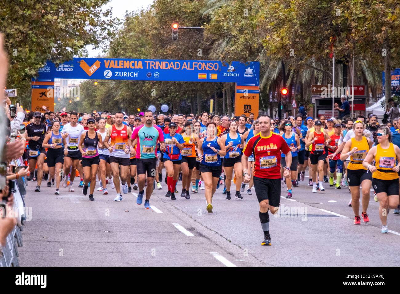 Valencia, Spagna; 23rd ottobre 2022: I corridori iniziano il corso della Media Marathon, una gara popolare alla quale hanno partecipato più di 20.000 corridori Foto Stock