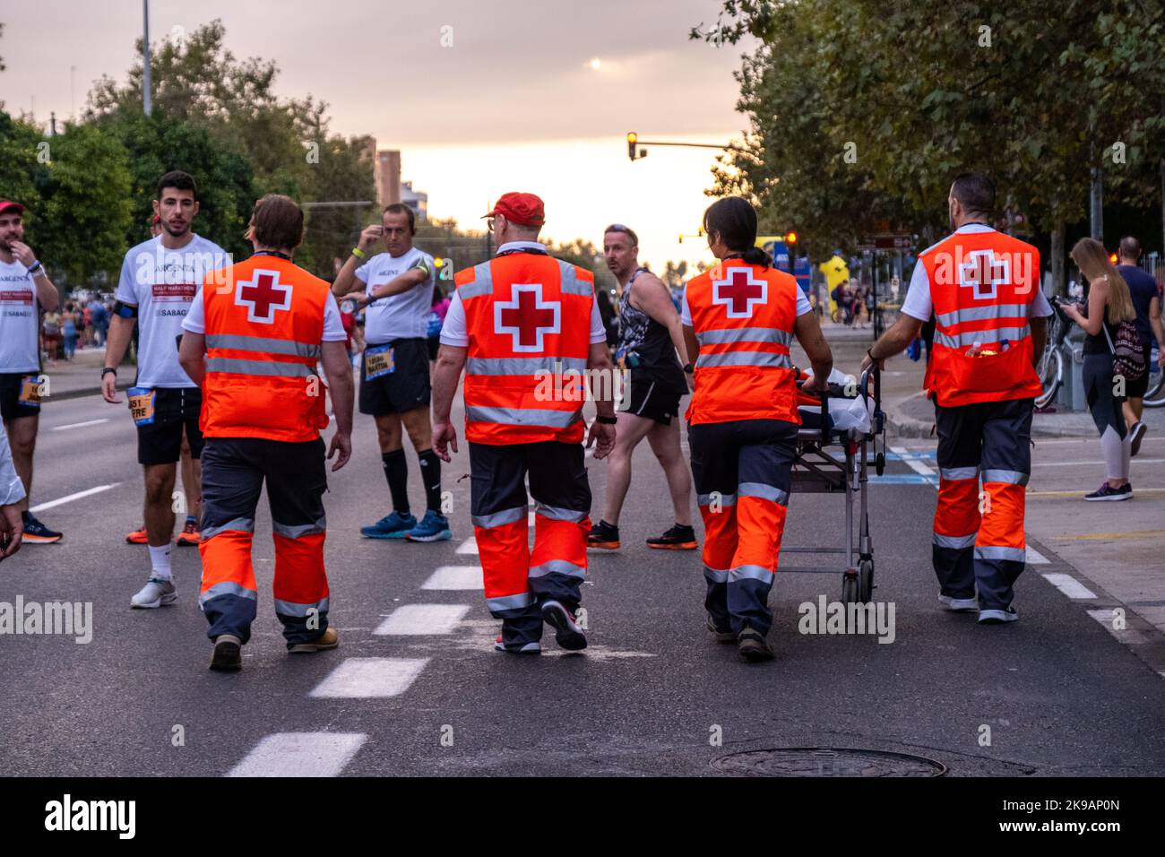 Valencia, Spagna; 23rd ottobre 2022: Un gruppo di operatori sanitari si prepara a partecipare ai corridori di un popolare evento sportivo. Foto Stock