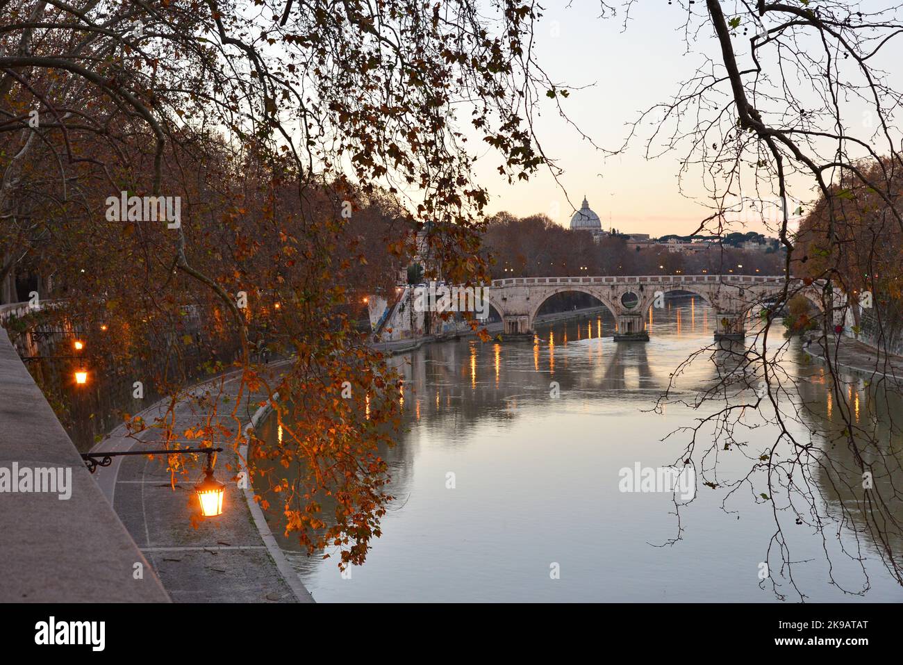 Roma (Italia) - il fiume Tevere e il monumentale Lungotevere al tramonto e all'ora blu. Foto Stock