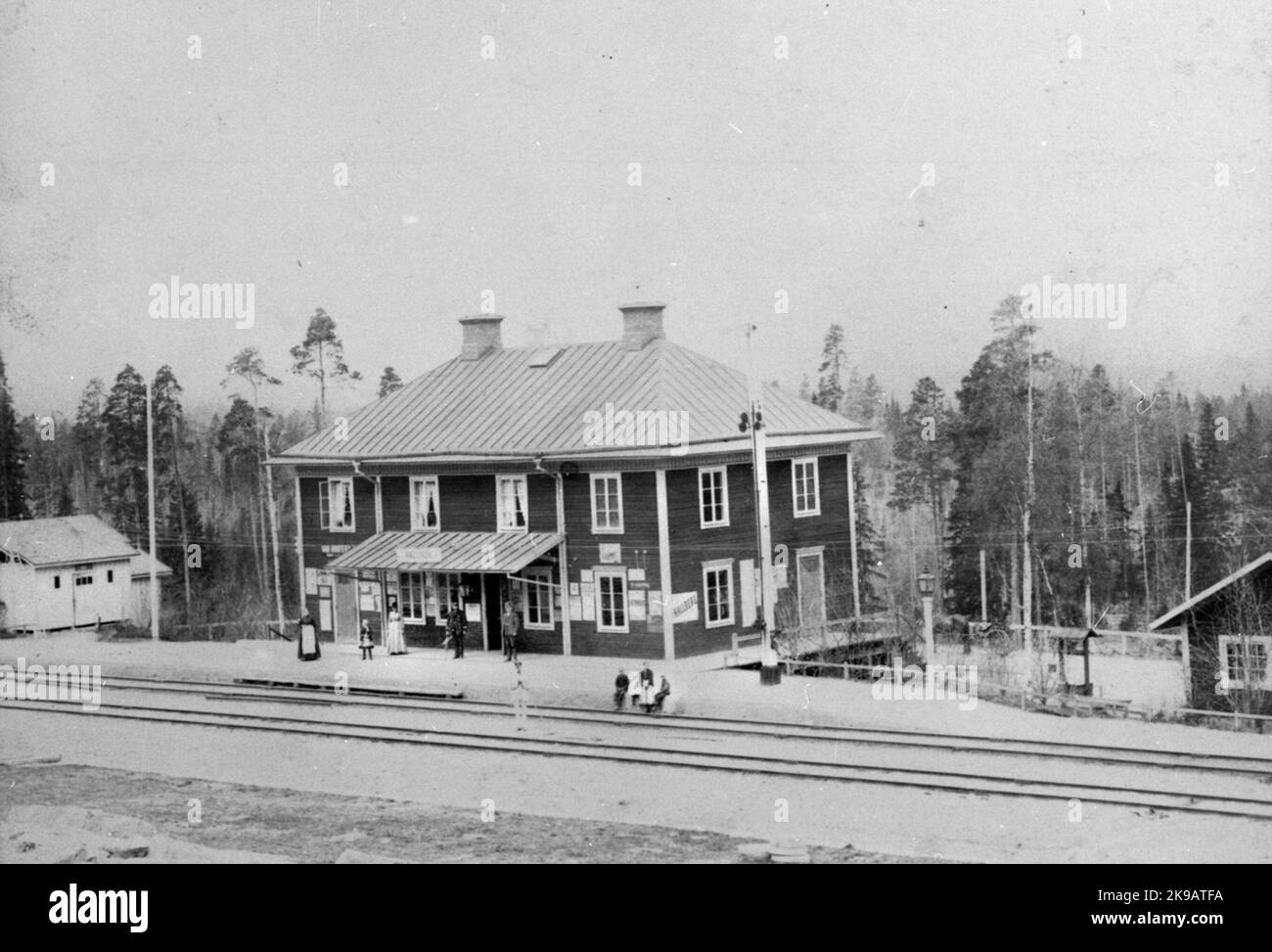 Dietro la stazione si trova un trasporto a cavallo e un pozzo. Foto Stock