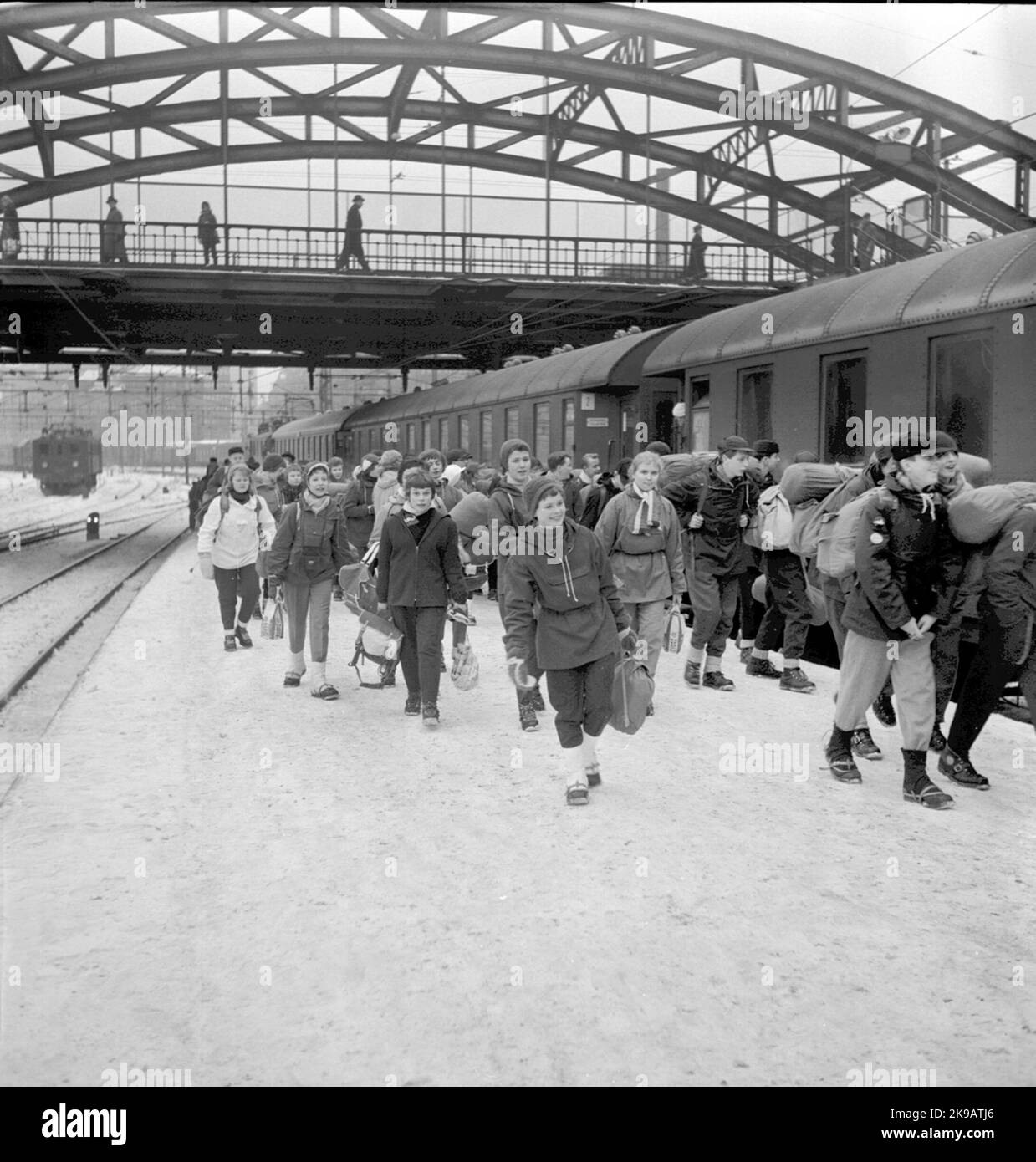 Gita in montagna, gioventù scolastica, imbarco sotto il Kungsgatsbron. La stazione di Norra Bantorget sullo sfondo. Foto Stock