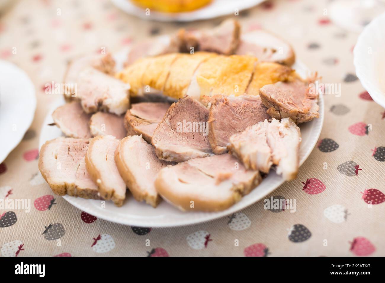 set di salumi di pollo cotto e carne di maiale sul piatto Foto Stock
