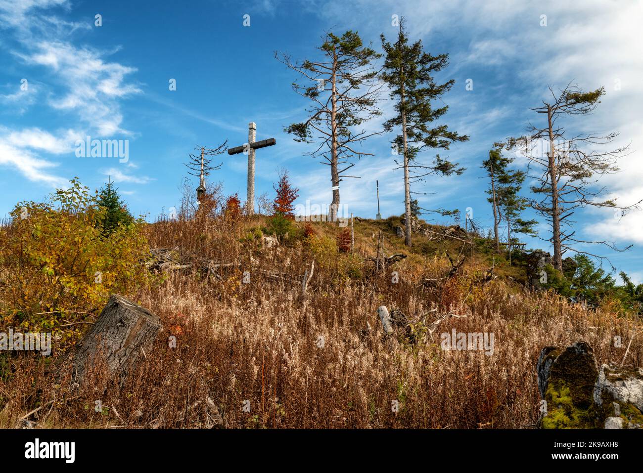 Croce di legno sulla cima della collina Pravnac in Slovacchia Foto Stock