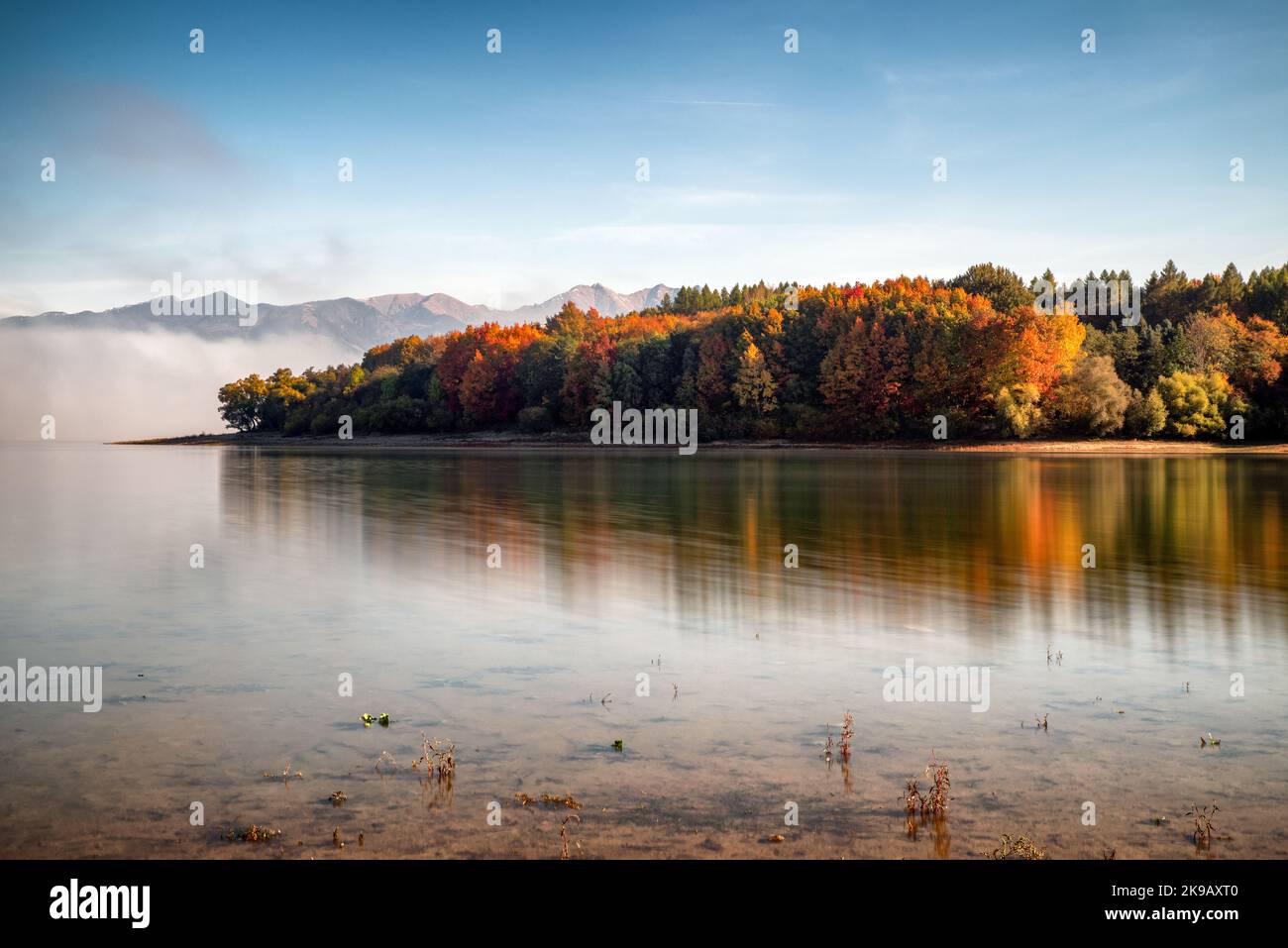 Lunga foto di colorate foglie autunnali sugli alberi sulla costa del lago Liptovska Mara, Slovacchia Foto Stock