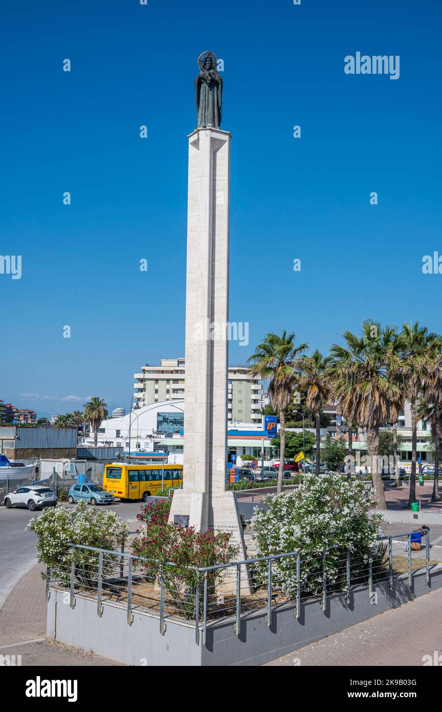 Pescara, Italia - 07-08-2022: La Madonnina del Porto di Pescara Foto Stock