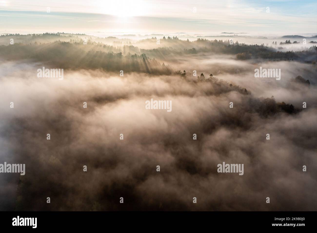 Settembre 14, 2017, Ostrzyce, WojewÃ³dztwo Pomorskie, Polonia: (NOTA EDITORIALE: Immagine presa con il drone).Una vista all'alba piena di nuvole visto sopra la foresta vicino a Ostrzyce in Kashubia. Kashubia è una regione culturale della Polonia settentrionale, parte della Pomerania di Danzica. Ci sono oltre 500 laghi nel Kashubian Lake District, i laghi sono alti fino al 3,5% della zona del mesoregione. La regione è abitata da kashubiani che parlano la lingua kashubiana, che ha lo status di lingua regionale in Polonia dal 2005. (Credit Image: © Mateusz Slodkowski/SOPA Images via ZUMA Press Wire) Foto Stock