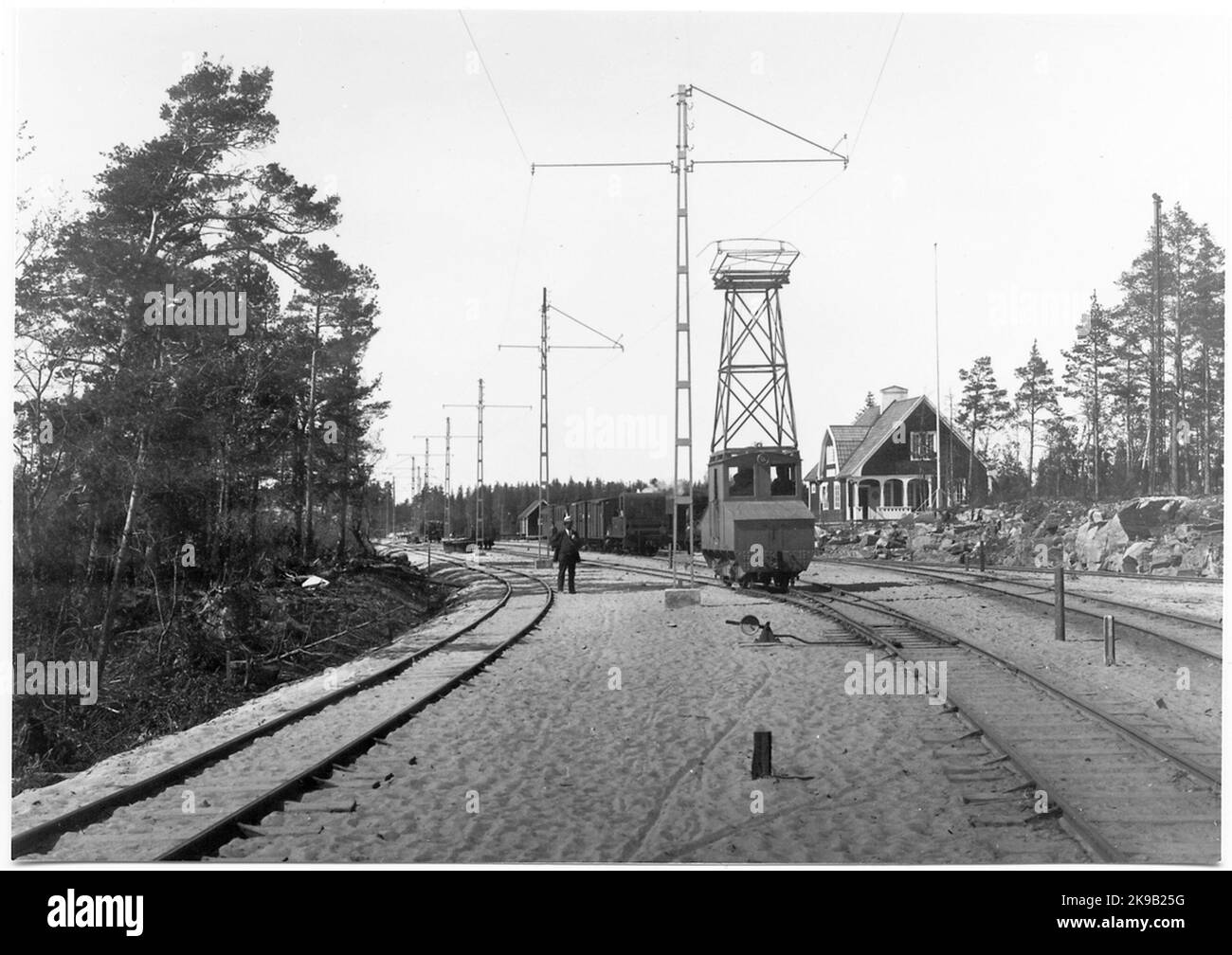 Segheria Skoghall Elllok 7. Ferrovia di Nordmark-Klarälven, treni passeggeri NKLJ sullo sfondo. Foto Stock