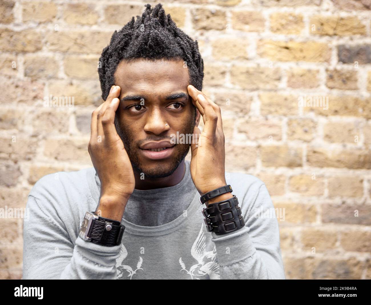 Emozioni ed espressioni: Panico. Una preoccupata espressione di realizzazione sul volto di un giovane. Da una serie di immagini correlate. Foto Stock