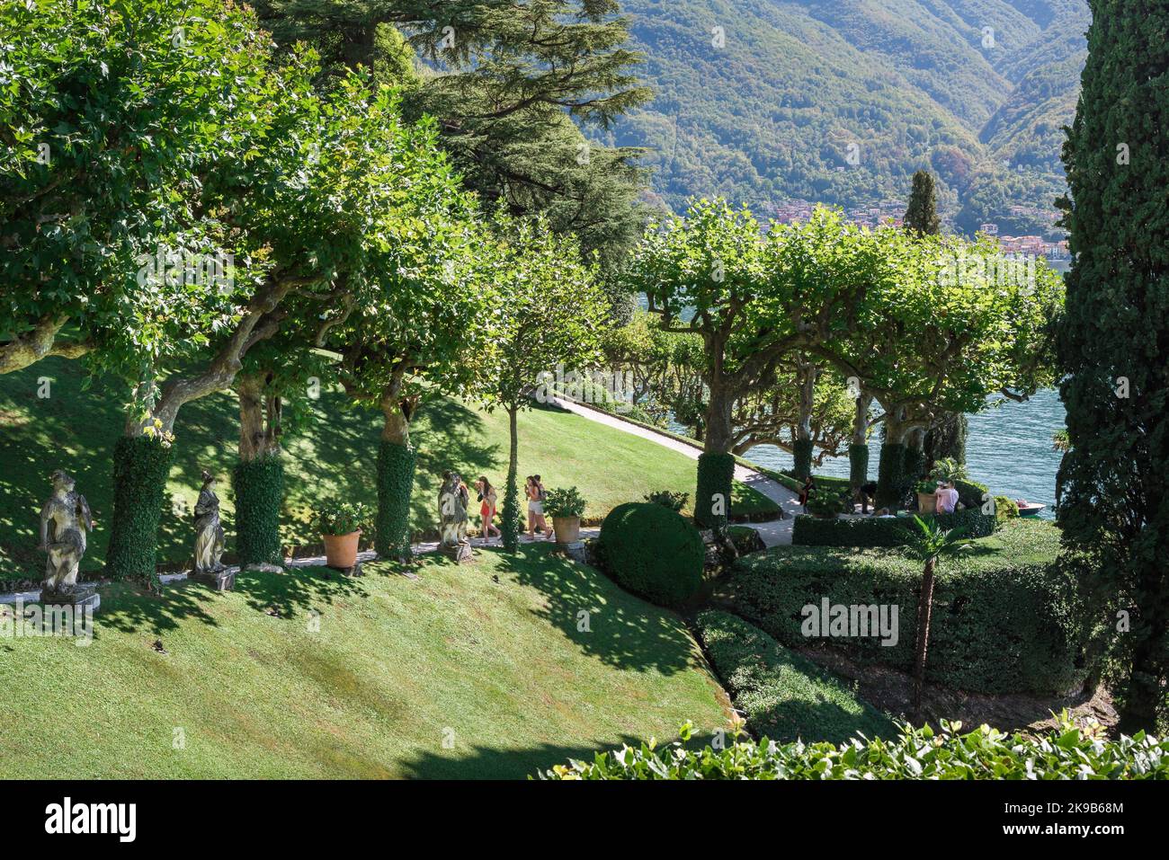 Giardino del Lago di Como, vista in estate del sentiero sul lago che attraversa i giardini panoramici della Villa del Balbianello, Lago di Como Foto Stock