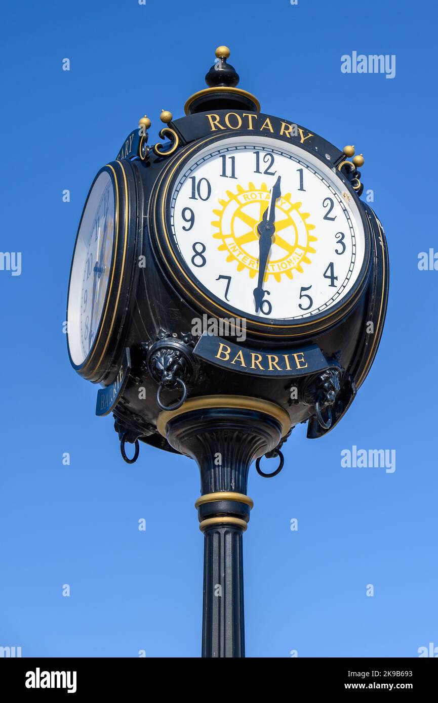 Un orologio che legge il Rotary Barrie e il Rotary International decorano il lungomare ai piedi di Bayfield St., Barrie, Ontario, Canada Foto Stock
