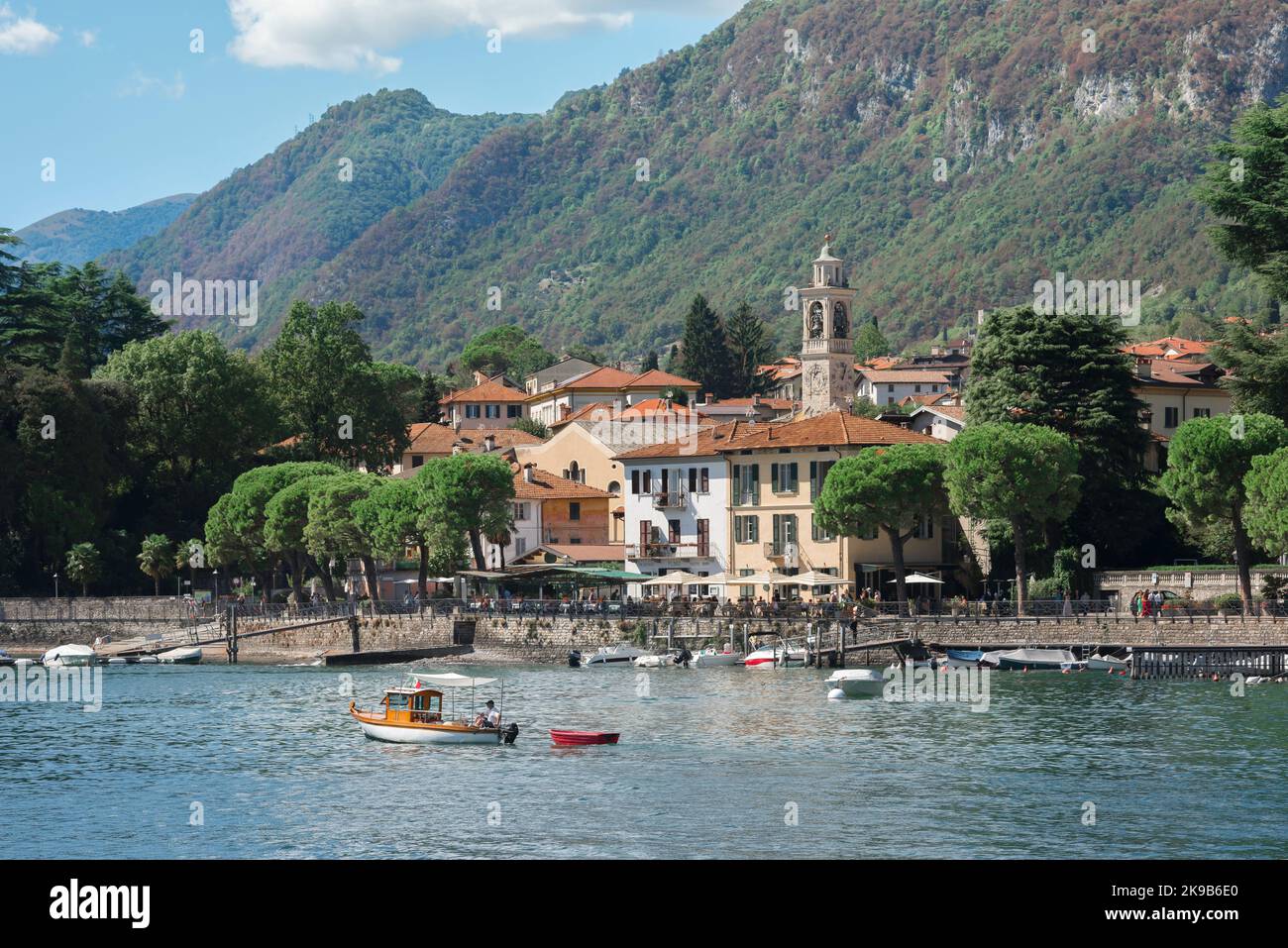 Lenno Italia, vista in estate della pittoresca città sul lago di Lenno sul Lago di Como, Lombardia, Italia Foto Stock