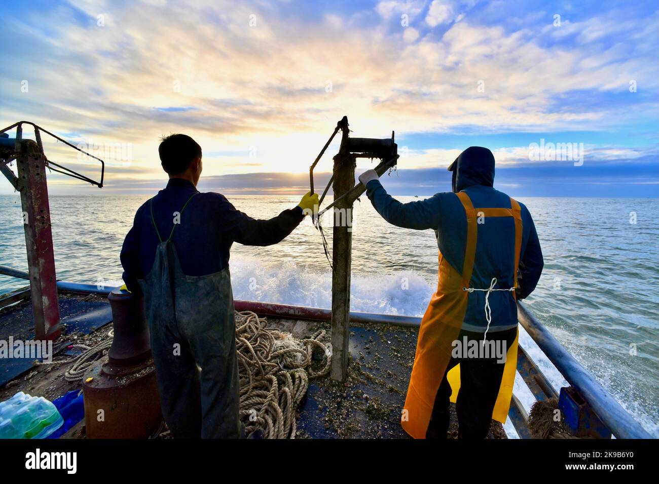 Xiapu, la provincia cinese di Fujian. 22nd Ott 2022. I pescatori si avvicinano alle fattorie di uccelli marini per le ostriche in barca nel comune di Sansha della Contea di Xiapu, nella provincia del Fujian del sud-est della Cina, 22 ottobre 2022. L'area marina della contea di Xiapu è entrata nella stagione di punta del raccolto autunnale. Le barche viaggiano attraverso la vasta area dell'acquacoltura, raccogliendo prodotti acquatici come conca e ostriche, dall'alba al tramonto. Credit: Notizie dal vivo su Jiang Kehong/Xinhua/Alamy Foto Stock Xiapu, la provincia cinese di Fujian. 22nd Ott 2022. I pescatori si avvicinano alle fattorie di uccelli marini per le ostriche in barca nel comune di Sansha della Contea di Xiapu, nella provincia del Fujian del sud-est della Cina, 22 ottobre 2022. L'area marina della contea di Xiapu è entrata nella stagione di punta del raccolto autunnale. Le barche viaggiano attraverso la vasta area dell'acquacoltura, raccogliendo prodotti acquatici come conca e ostriche, dall'alba al tramonto. Credit: Notizie dal vivo su Jiang Kehong/Xinhua/Alamy Foto Stock