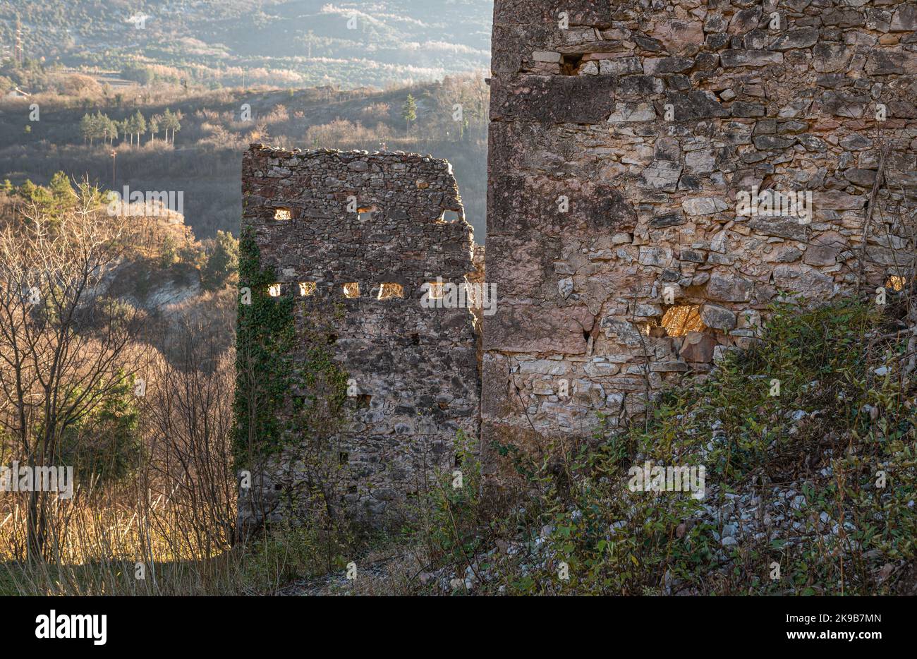 Ruderi di un antico insediamento medievale lungo il sentiero naturalistico Roggia di Cavedine - provincia di Trento, Trentino Alto Abuge - Italia settentrionale Foto Stock