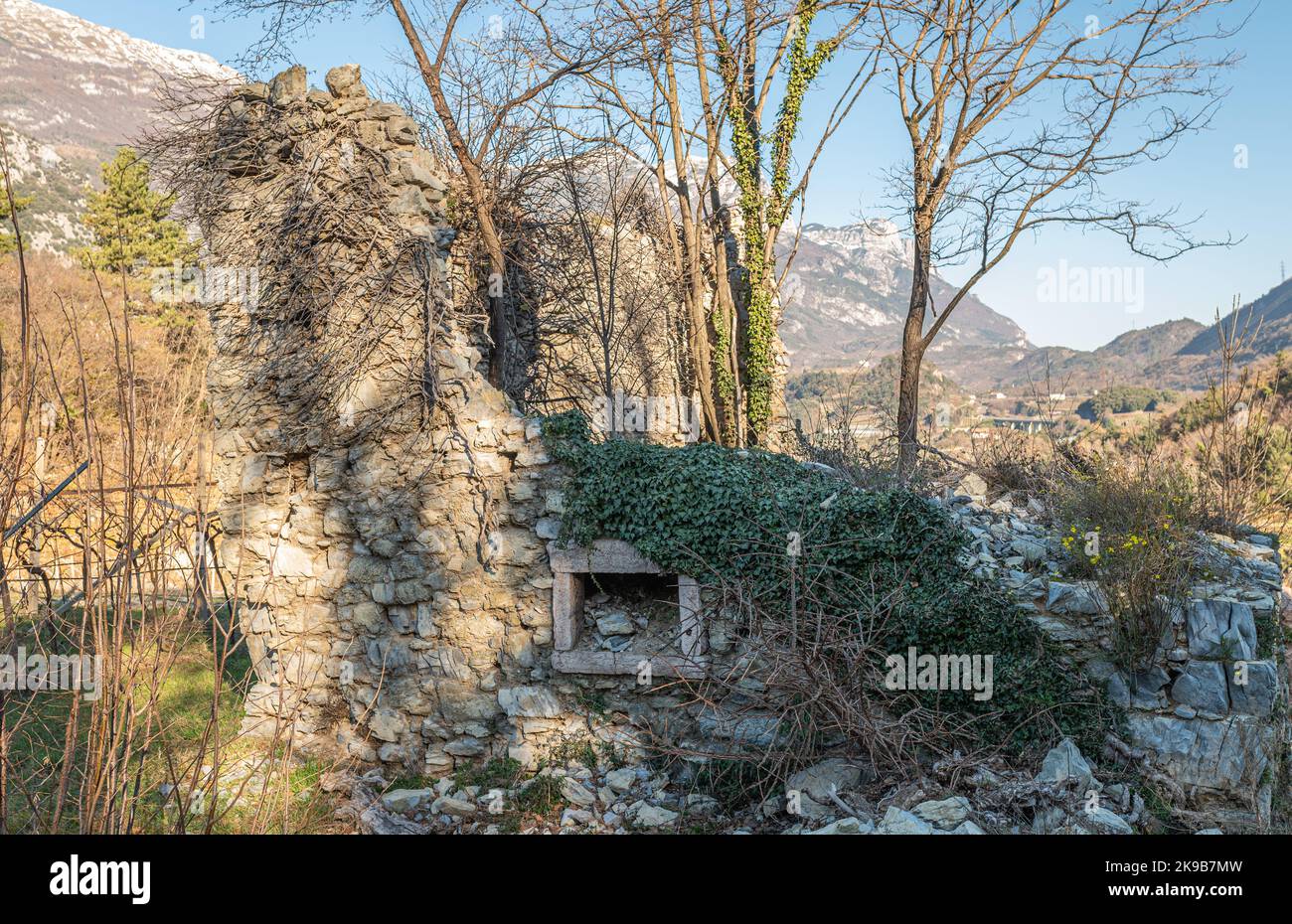 Ruderi di un antico insediamento medievale lungo il sentiero naturalistico Roggia di Cavedine - provincia di Trento, Trentino Alto Abuge - Italia settentrionale Foto Stock