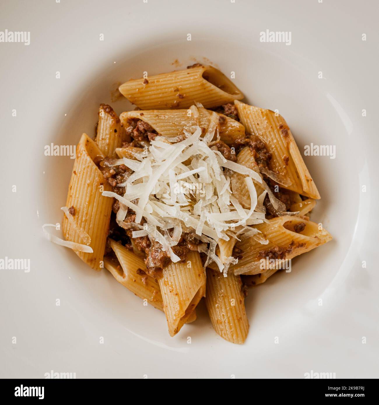 Pasta con salsa di carne, impilamento, primo piano, cucina italiana, Italia - piatto italiano tradizionale Foto Stock