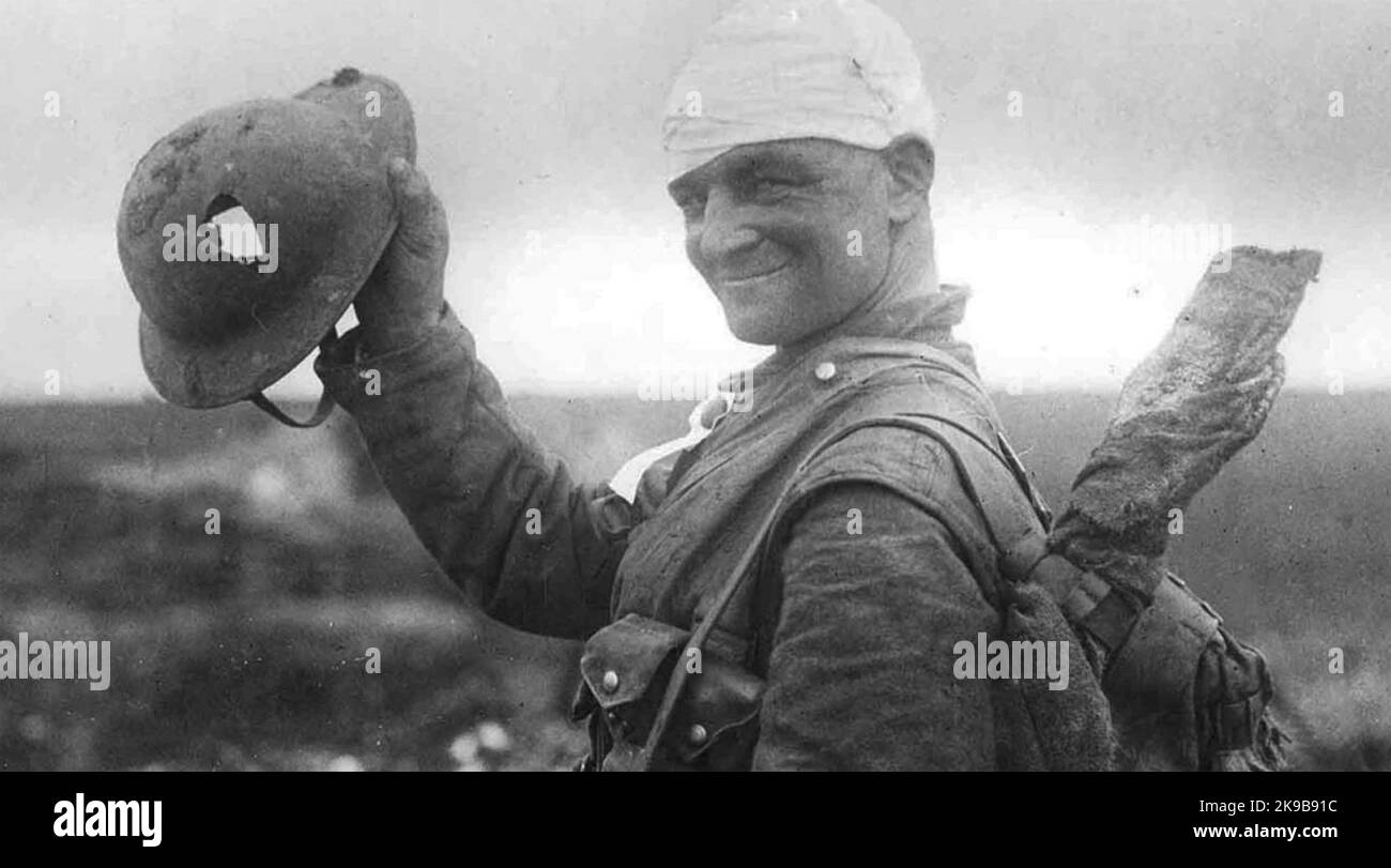 IL SOLDATO BRITANNICO WW1 mostra con orgoglio il buco nel suo casco Foto Stock