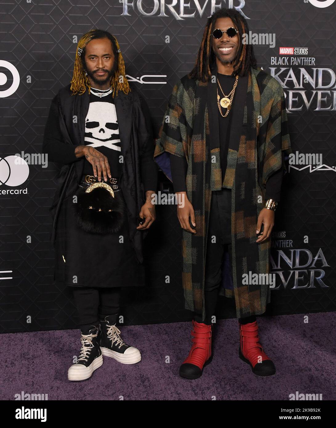 Los Angeles, Stati Uniti. 26th Ott 2022. (L-R) Thundercat e Flying Lotus arrivano al PANTHER NERO dei Marvel Studios: WAKANDA FOREVER World Premiere che si tiene al Dolby Theater di Hollywood, CA mercoledì 26 ottobre 2022. (Foto di Sthanlee B. Mirador/Sipa USA) Credit: Sipa USA/Alamy Live News Foto Stock