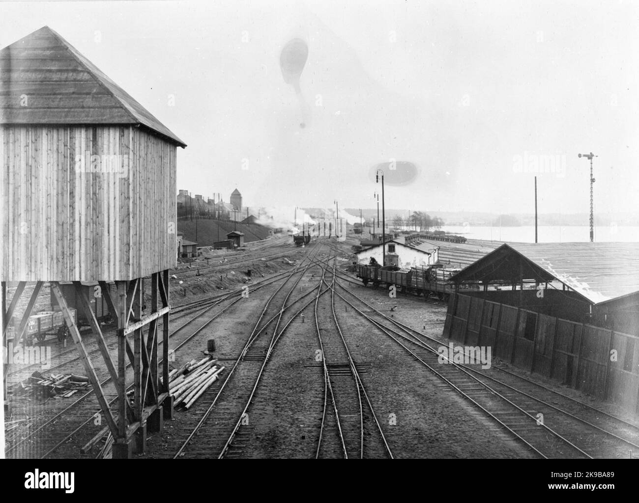 Caricatore per polveri di torba, carri caricati con macinacaffè. Foto Stock