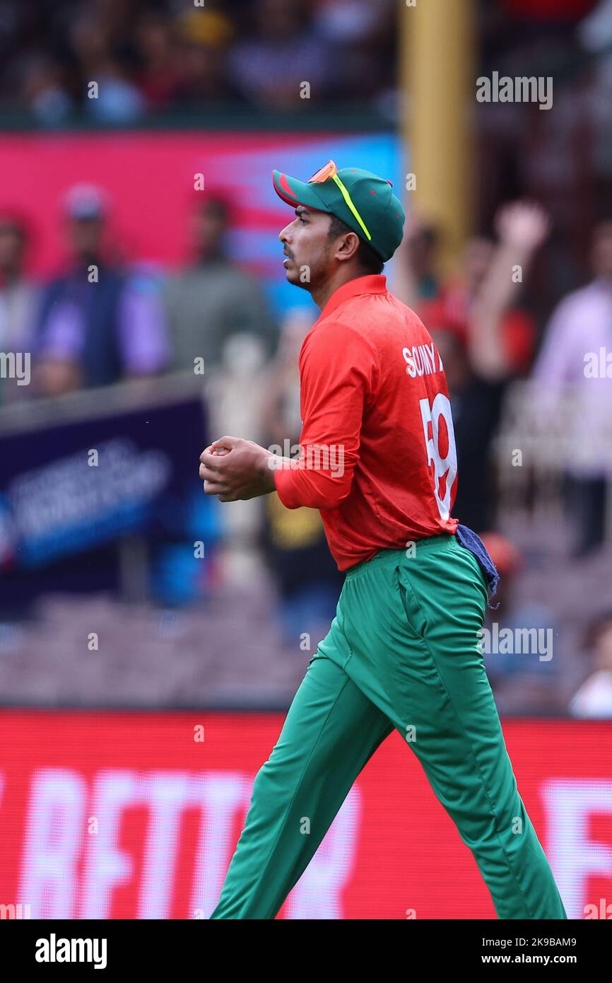 Sydney Cricket Ground, NSW, Austraina. 27th Ott 2022. T20 International cricket Sud Africa contro Bangladesh World Cup; Soumya Sarkar del Bangladesh nell'outfield Credit: Action Plus Sports/Alamy Live News Foto Stock