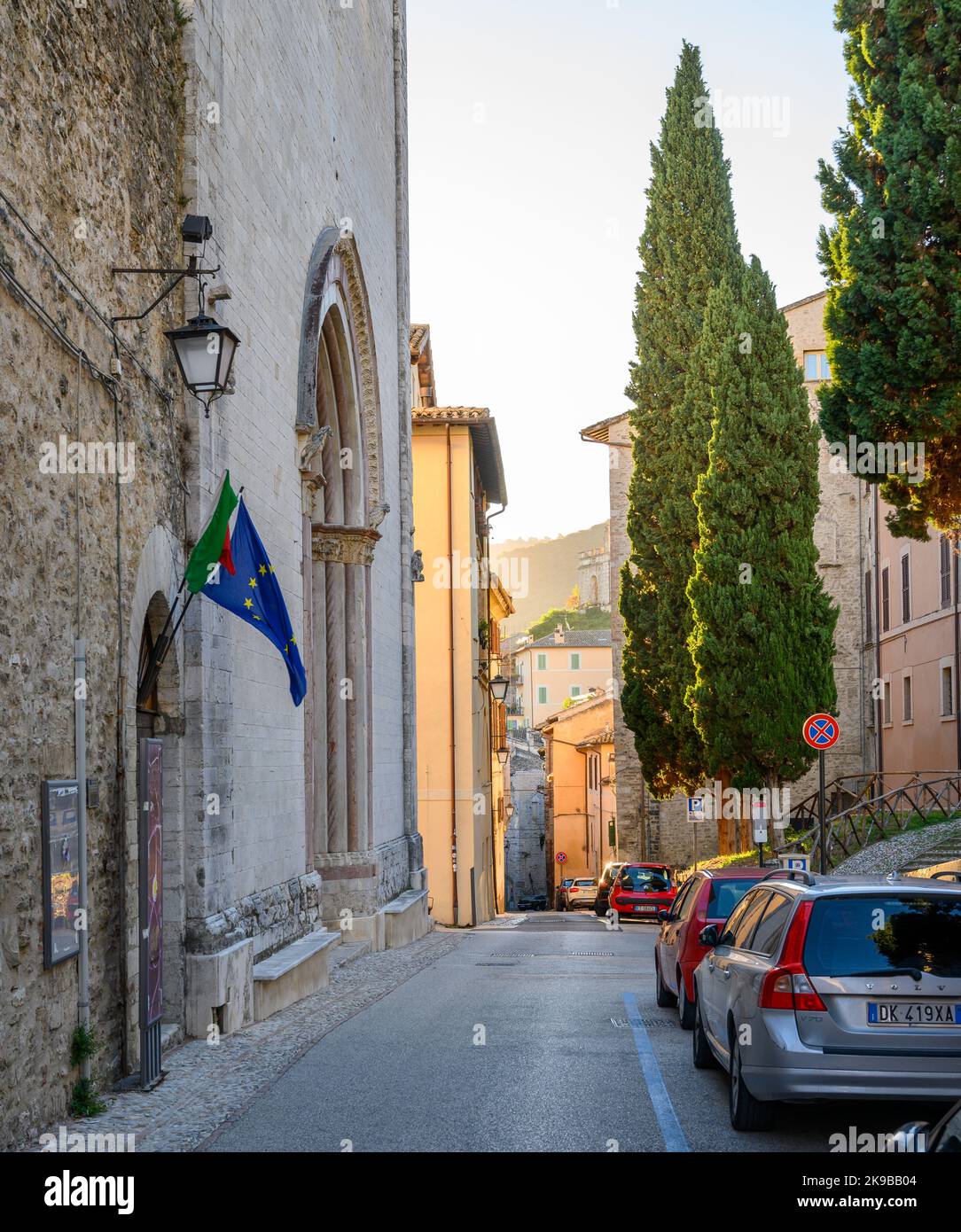 Vista lungo Via Gregorio Elladio e Via Ponzianina, stradine del centro storico di Spoleto con case in pietra d'epoca girate all'alba. Umbria, Italia. Foto Stock