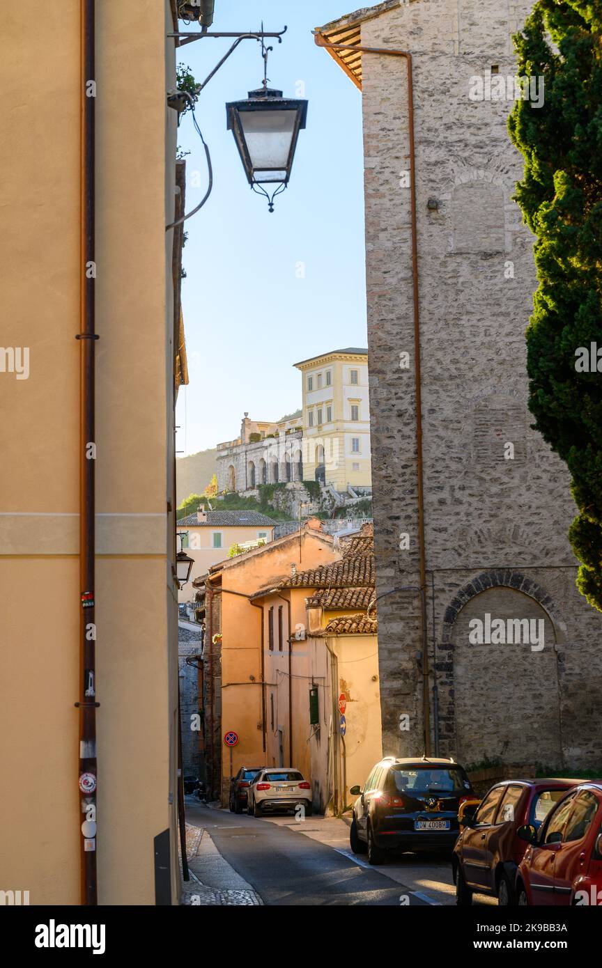 Vista lungo Via Gregorio Elladio e Via Ponzianina, stradine del centro storico di Spoleto con case in pietra d'epoca girate all'alba. Umbria, Italia. Foto Stock