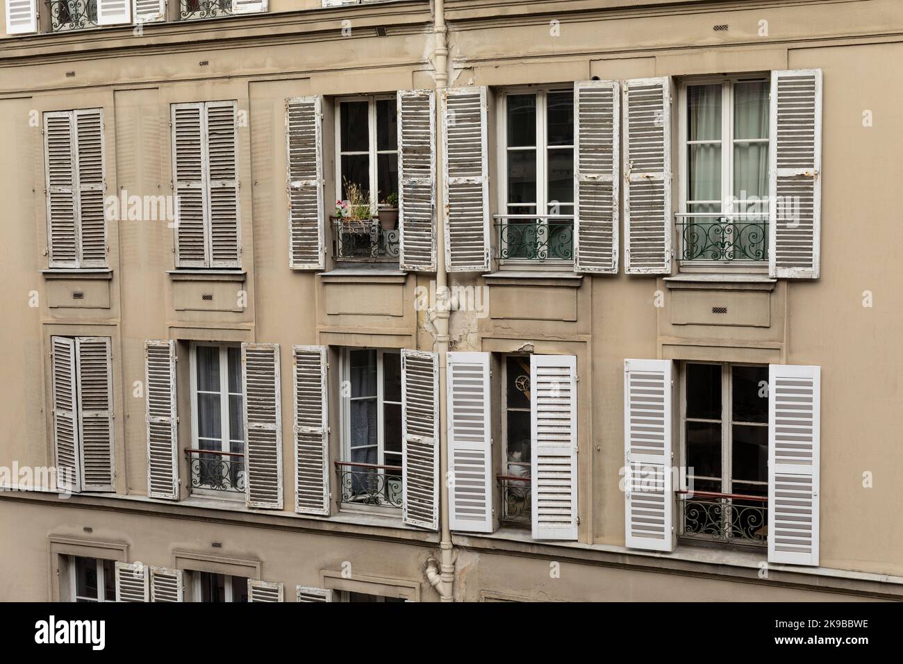 Vecchie finestre chiuse - Parigi Francia Foto Stock