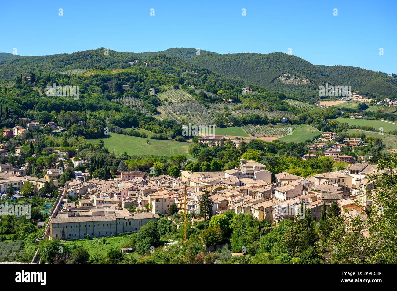 Ampie vedute di Spoleto e del paesaggio montano circostante, delle foreste e dei vigneti. Umbria, Italia. Foto Stock