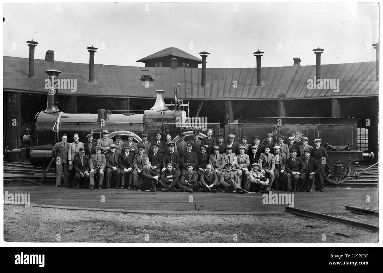 Lo staff di fronte alle Ferrovie di Stato, SJ B 43 'Prince August' a Tompeboda. Ecco una locomotiva con un nuovo camino secondo il modello originale, ristrutturato la cabina e la caldaia. Foto Stock