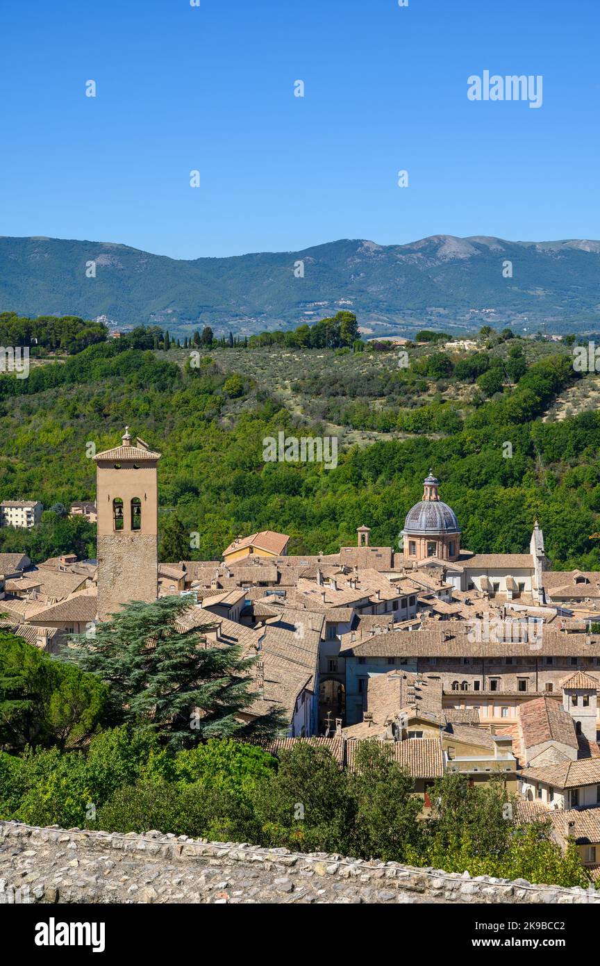 Ampie vedute di Spoleto e del paesaggio montano circostante, delle foreste e degli oliveti. Umbria, Italia. Foto Stock