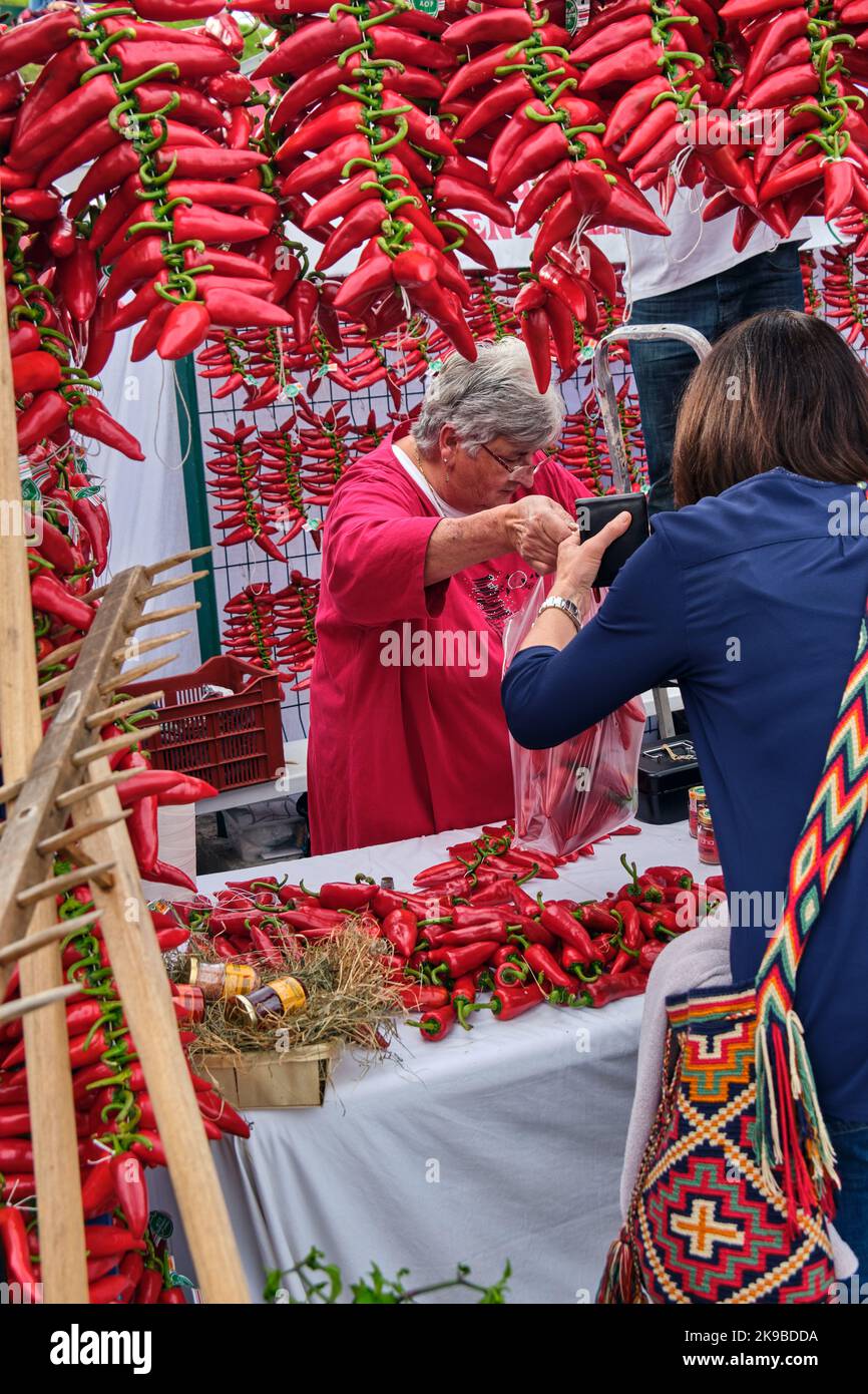 Vendita di peperoni presso un banco di vendita al festival Espelette Pepper 2019 nei Paesi Baschi, Francia Foto Stock