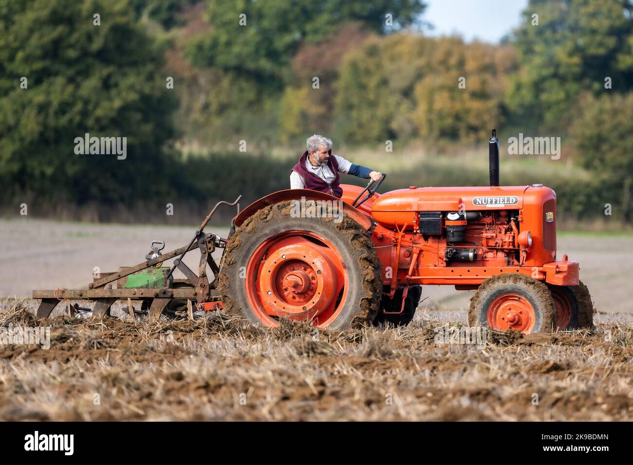 Trattore d'epoca in una partita di aratura a Medstead, Hampshire, Regno Unito Foto Stock