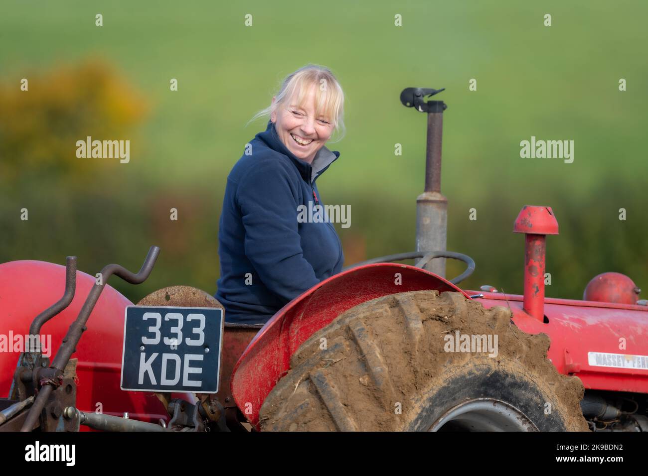 Pilota di trattori femmina in un concorso di aratura, Medstead, Hampshire, Regno Unito Foto Stock