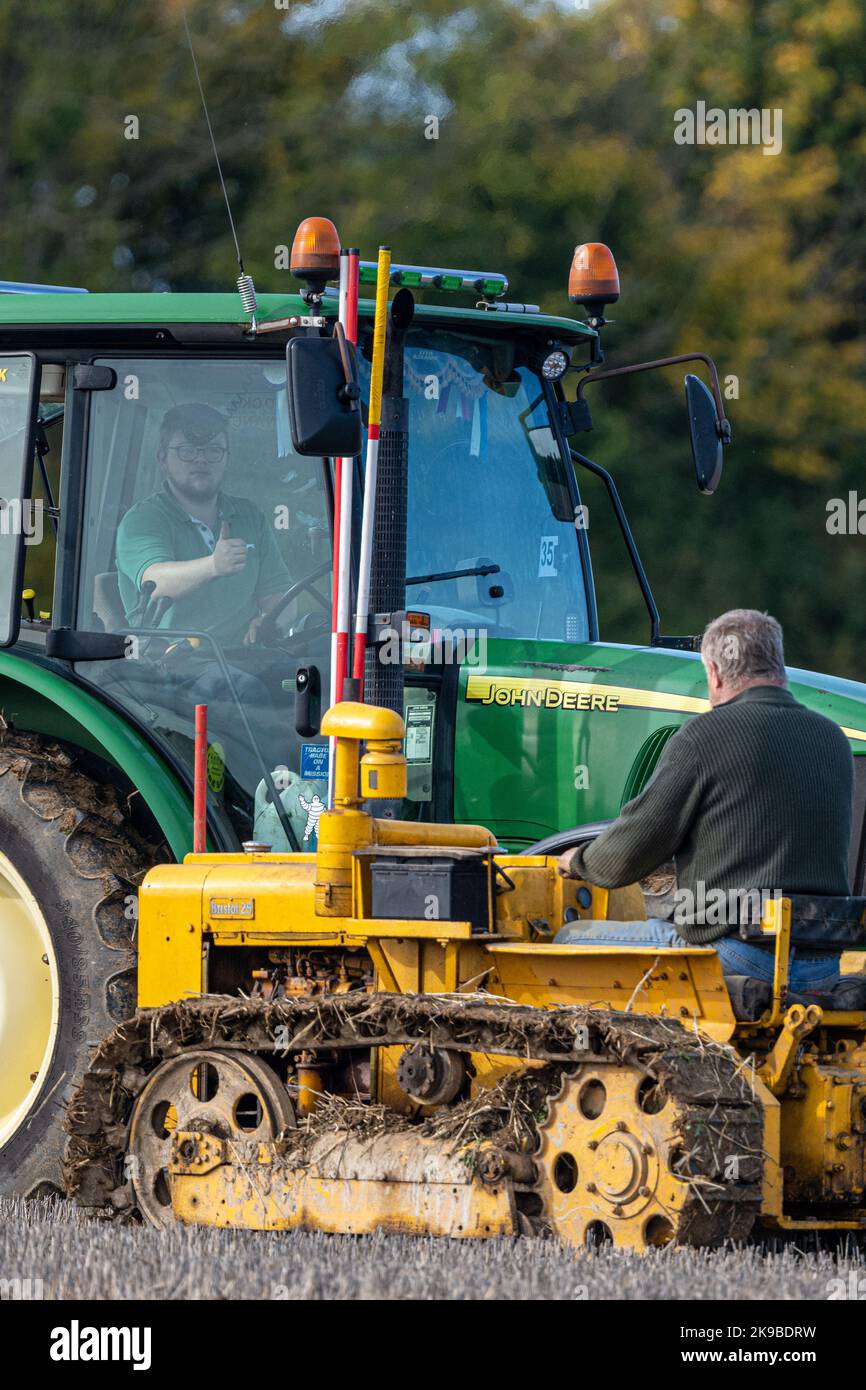 Due conducenti di trattori che passano durante una partita di aratura a Medstead, Hampshire, Regno Unito Foto Stock