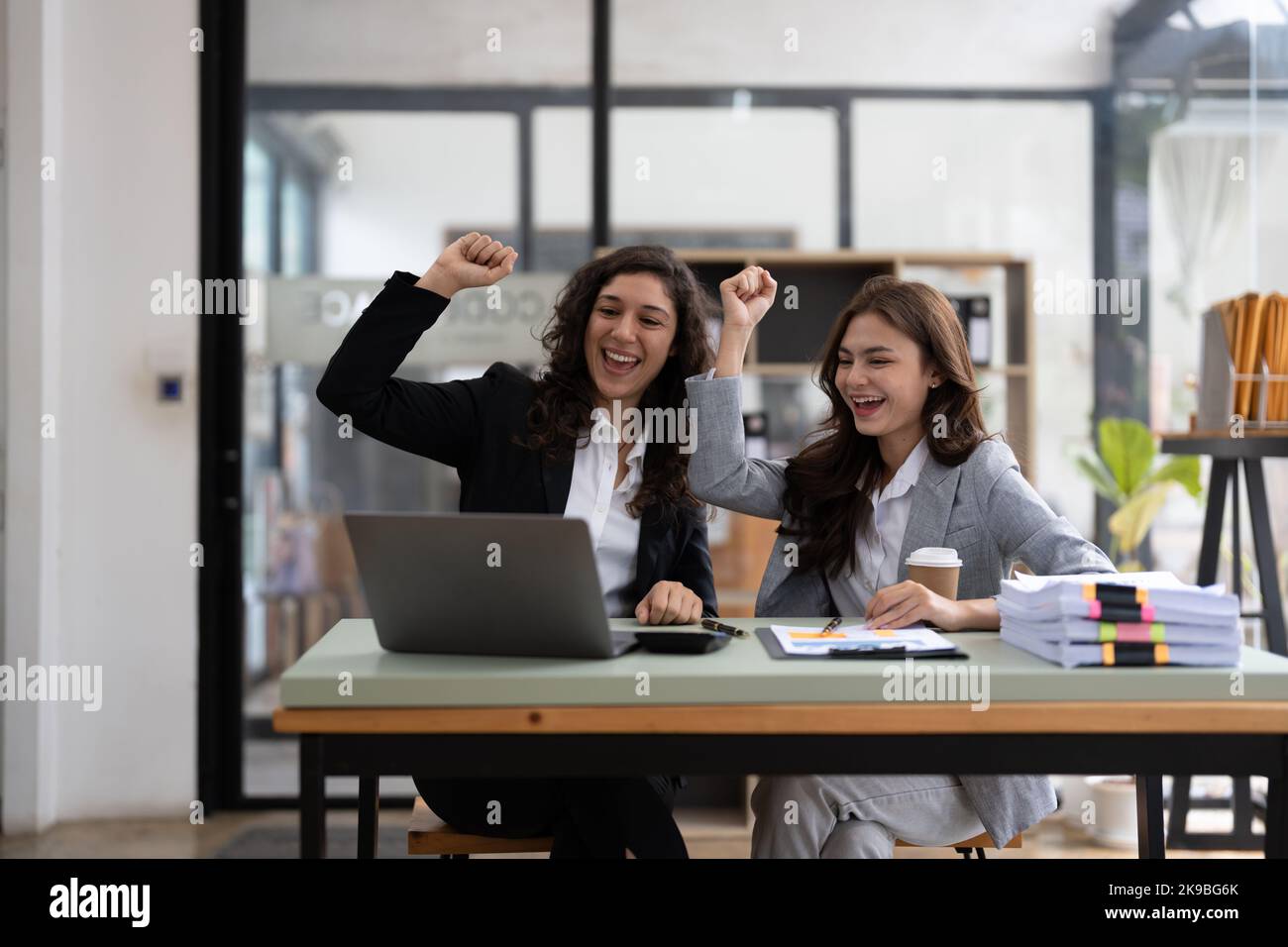 Colleghi d'affari che celebrano il successo per il concetto di contabilità finanziaria. Foto Stock