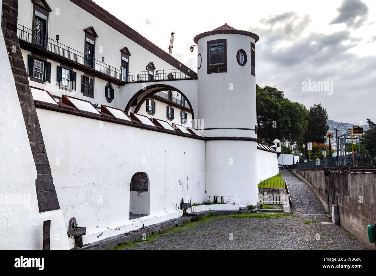 FUNCHAL, PORTOGALLO - 25 AGOSTO 2021: È un antico fossato sepolto alle mura e alle torri della fortezza di San Lorenzo. Foto Stock