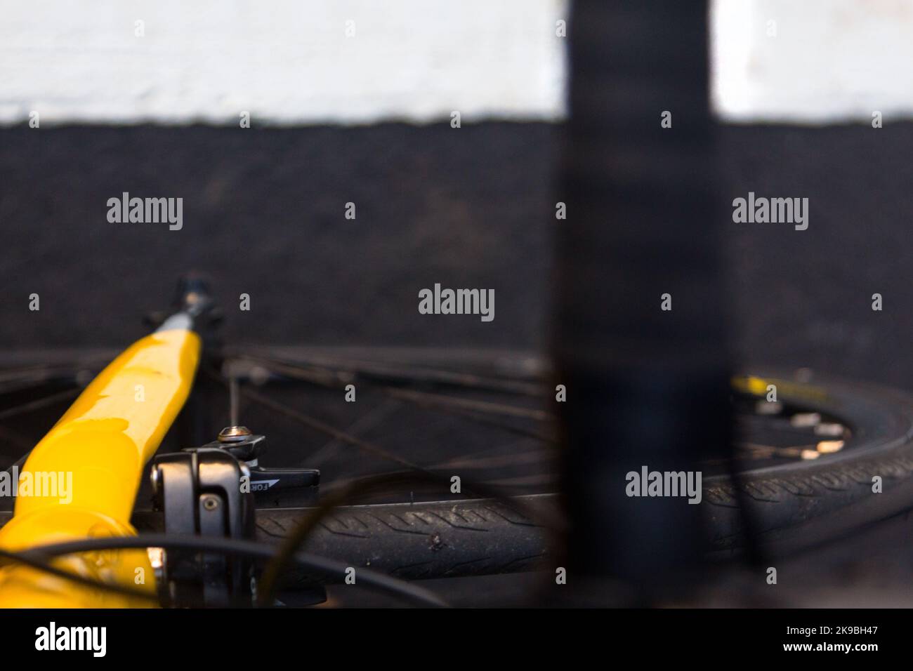 Una moto da corsa con maniglione caduto lungo una linea Foto Stock