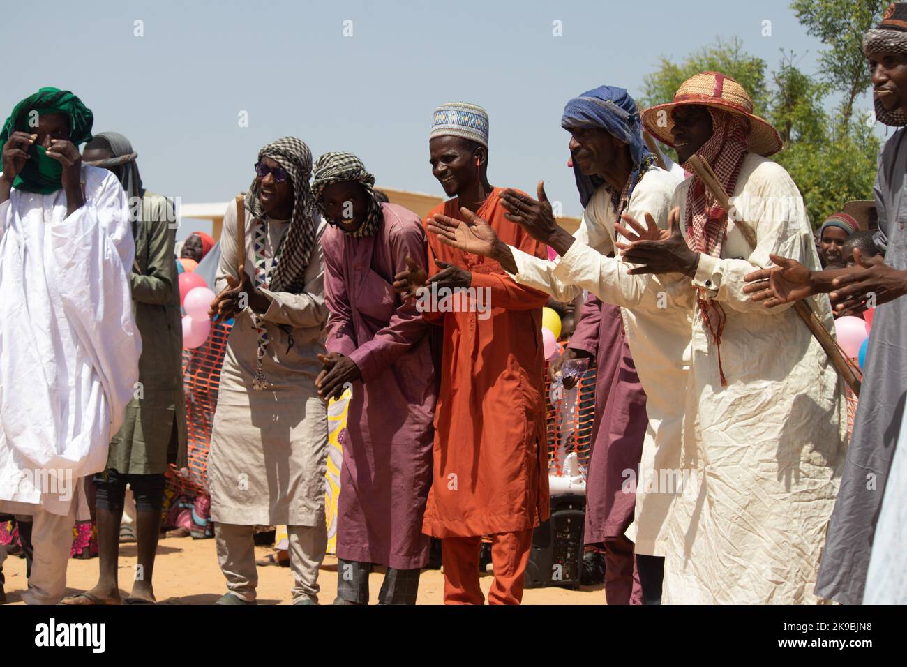 Tribù africane, Nigeria, Stato di Borno, città di Maiduguri. I membri della tribù dei Fulani sono tradizionalmente vestiti con una cerimonia di danza tribale, vestiti tradizionalmente Foto Stock