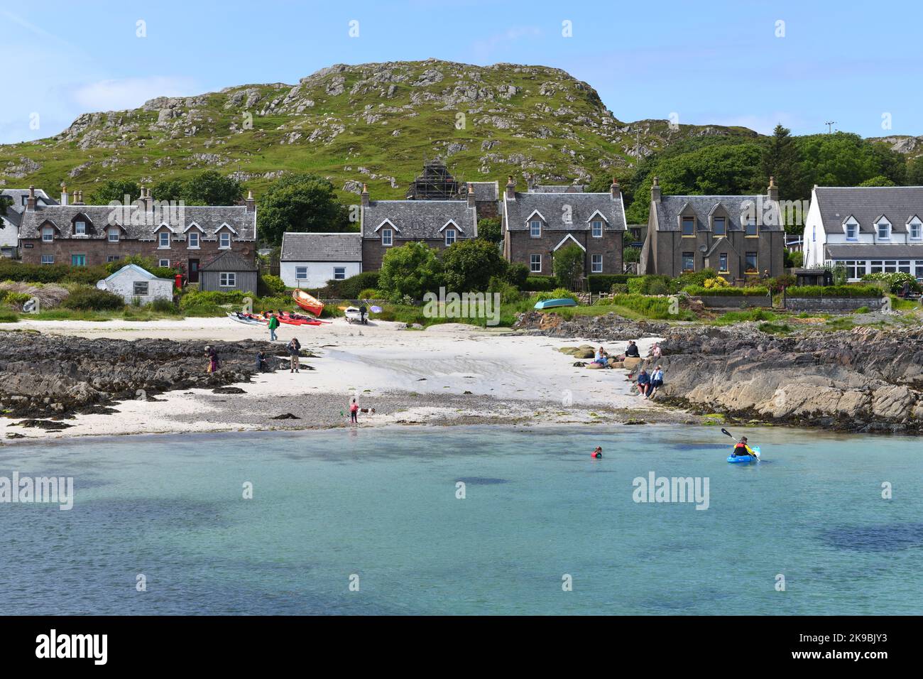 Una giornata di sole in una piccola spiaggia a Baile Mòr sull'isola di Iona, nelle Ebridi interne, Scozia, Regno Unito Foto Stock