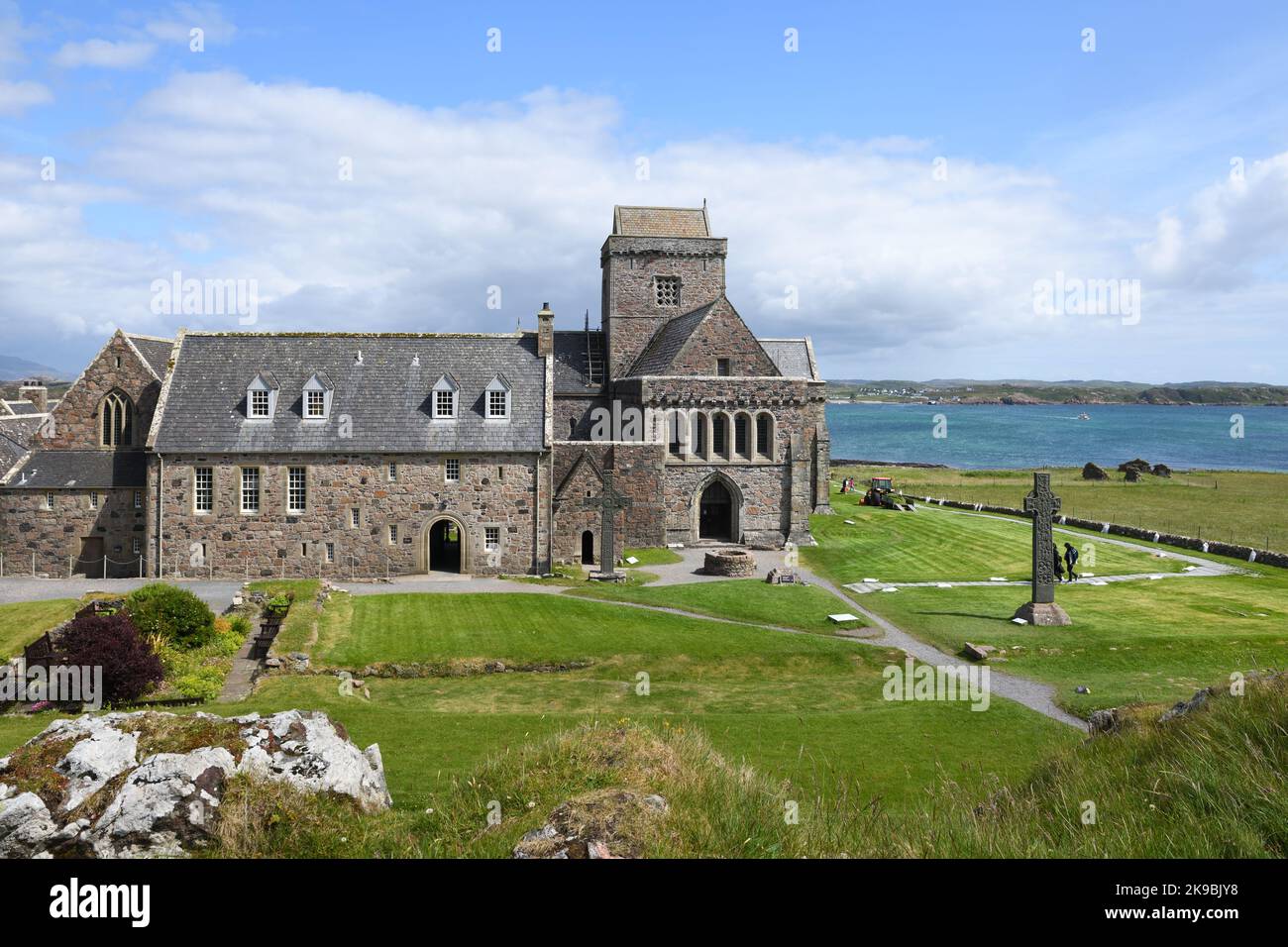 Restaurata abbazia medievale e nunnery sul sito di antica chiesa sull'isola di Iona, Scozia, Regno Unito Foto Stock