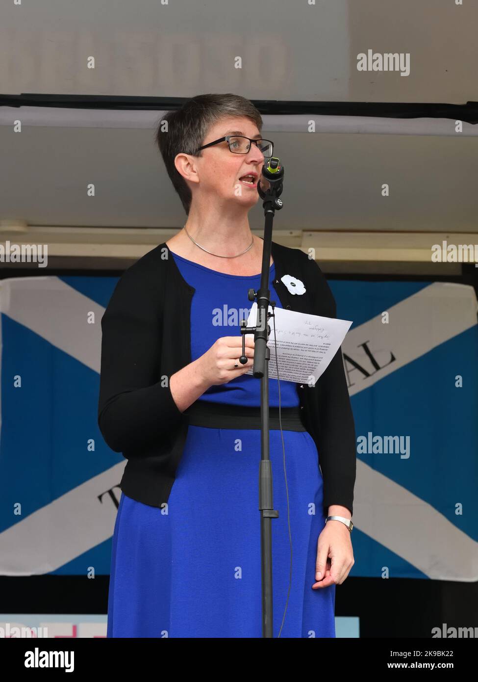 Maggie Chapman è la Scottish Greens MSP per il Nord Est della Scozia. Qui sta dando uno speach in un rally pro indipendenza a Glasgow. Foto Stock