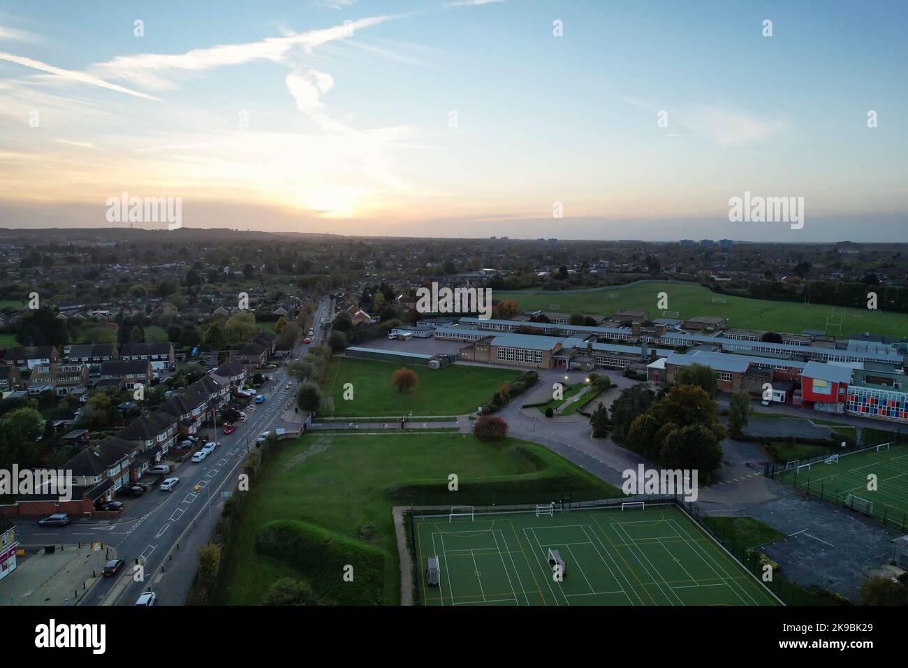 Materiale editoriale del Barnfield College for Higher Education a Barton Road Luton, Inghilterra. Riprese della fotocamera del drone ad alta angolazione catturate su 26-10-2022 Foto Stock