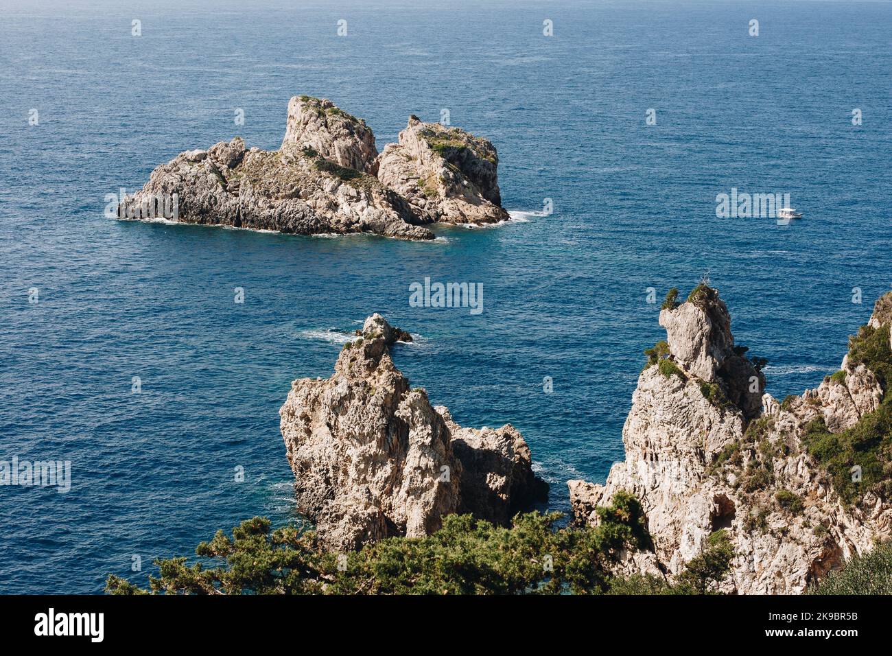 Corfù, Grecia 2022.10.05. Bellissimo paesaggio con acqua blu e rocce in esso. Foto Stock