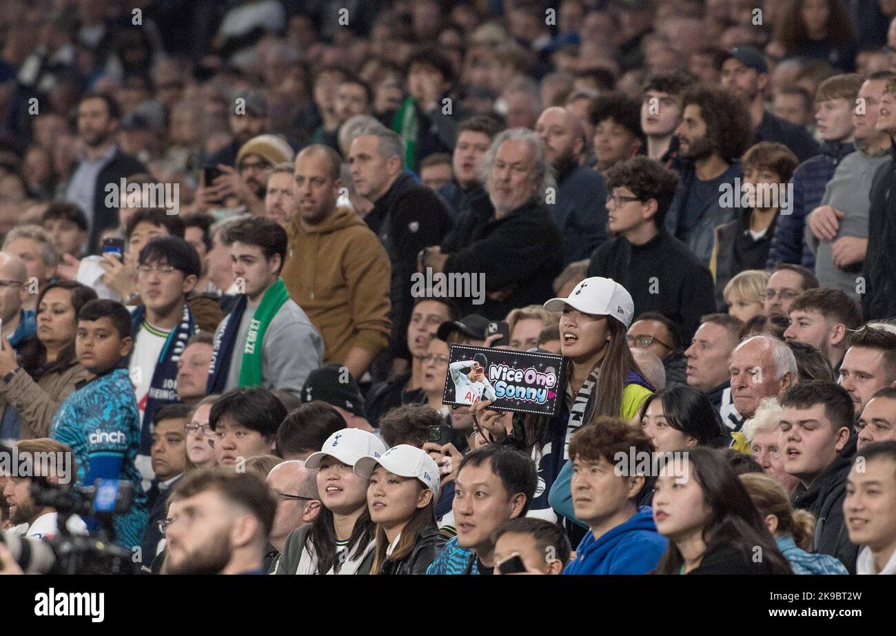 Londra, Regno Unito. 26th Ott 2022. Alcuni fan di Heung min-Son al Tottenham Hotspur. UEFA Champions League, gruppo D match, Tottenham Hotspur / Sporting Lisbon al Tottenham Hotspur Stadium di Londra mercoledì 26th ottobre 2022. Questa immagine può essere utilizzata solo per scopi editoriali. Solo per uso editoriale, licenza richiesta per uso commerciale. Nessun utilizzo nelle scommesse, nei giochi o nelle pubblicazioni di un singolo club/campionato/giocatore. pic by Sandra Mailer/Andrew Orchard SPORTS photography/Alamy Live news Credit: Andrew Orchard SPORTS photography/Alamy Live News Foto Stock