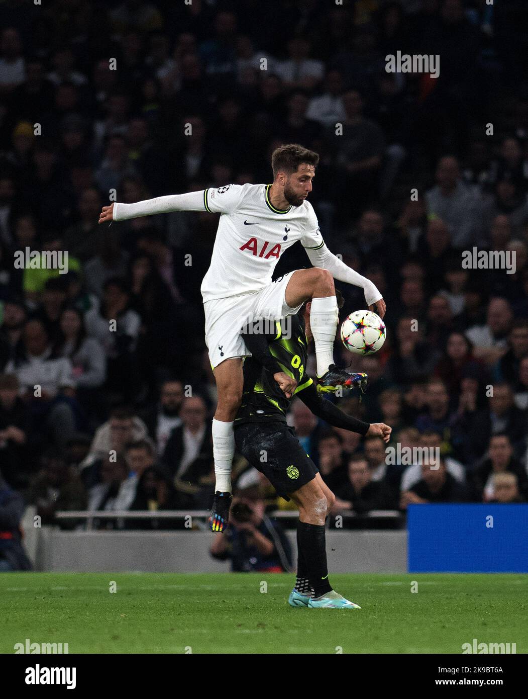 Londra, Regno Unito. 26th Ott 2022. Rodrigo Bentancur di Tottenham Hotspur in azione. UEFA Champions League, gruppo D match, Tottenham Hotspur / Sporting Lisbon al Tottenham Hotspur Stadium di Londra mercoledì 26th ottobre 2022. Questa immagine può essere utilizzata solo per scopi editoriali. Solo per uso editoriale, licenza richiesta per uso commerciale. Nessun utilizzo nelle scommesse, nei giochi o nelle pubblicazioni di un singolo club/campionato/giocatore. pic by Sandra Mailer/Andrew Orchard SPORTS photography/Alamy Live news Credit: Andrew Orchard SPORTS photography/Alamy Live News Foto Stock