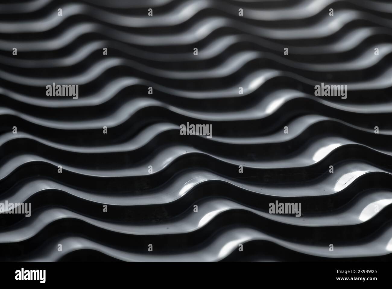 Tegole in metallo grigio con motivo a forma ondulata, primo piano foto in bianco e nero del moderno tetto della casa di campagna Foto Stock