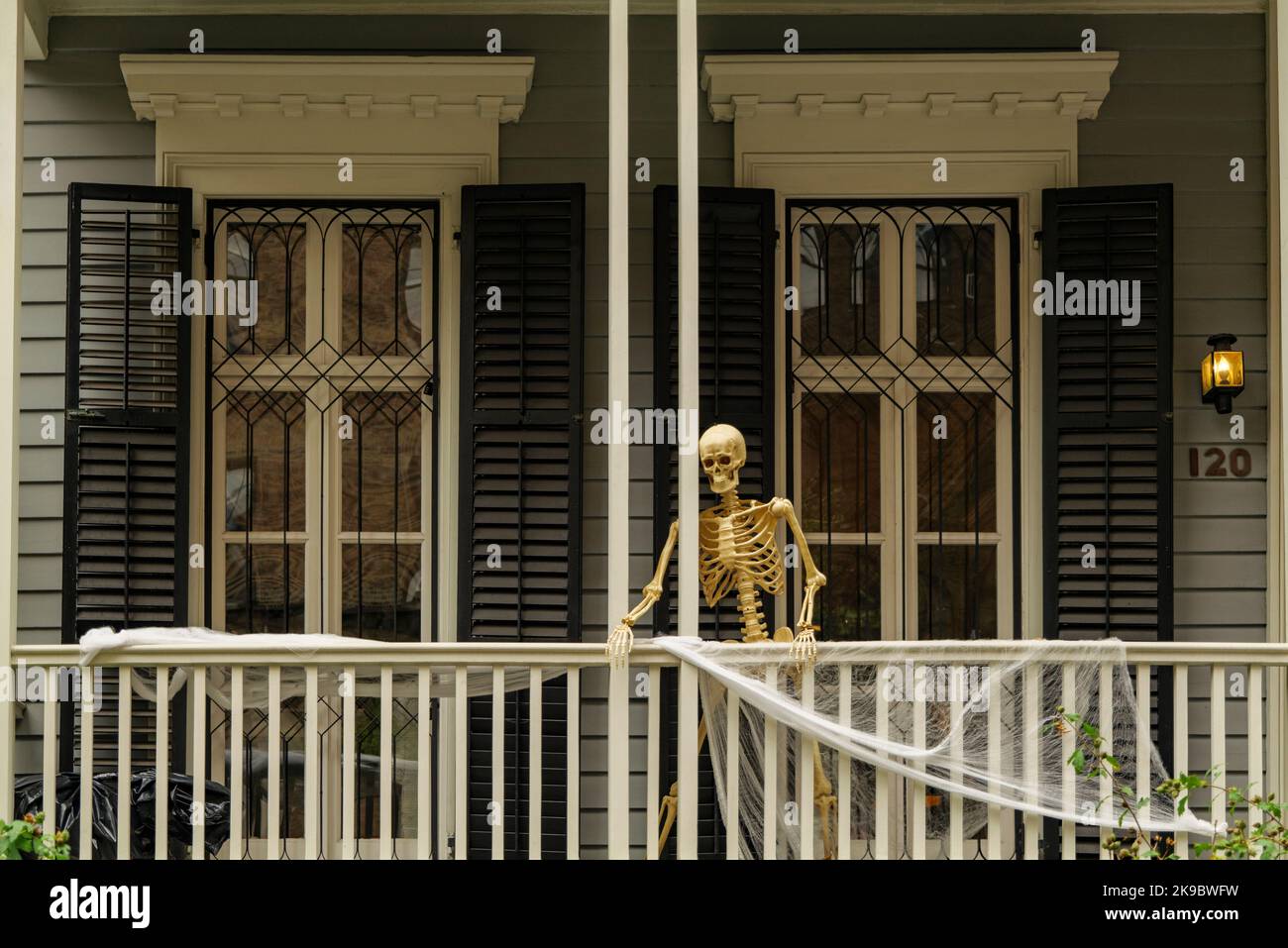 La porta d'ingresso di una casa con decorazioni di Halloween. Foto Stock