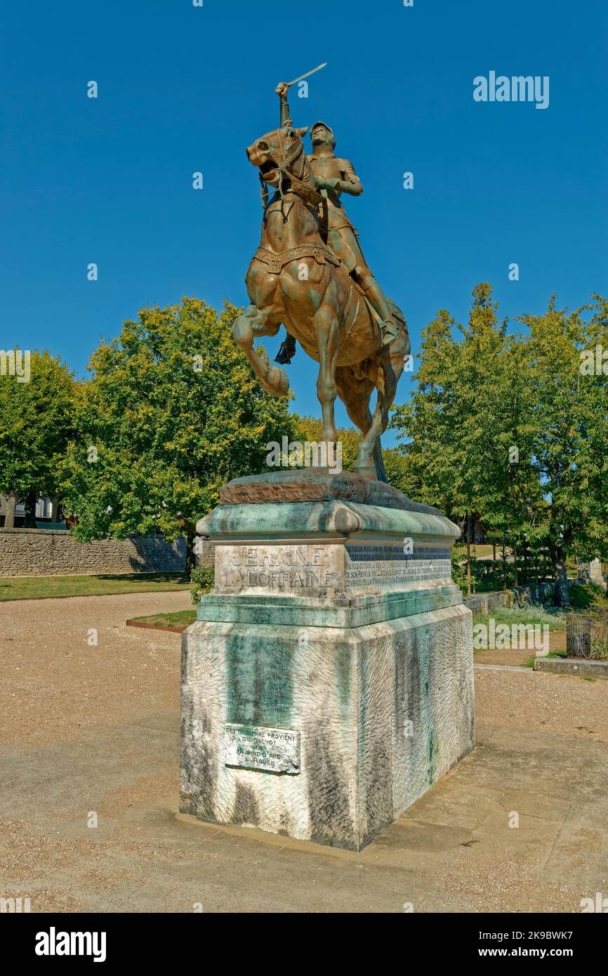 Statua di Giovanna d'Arco a cavallo situato nei terreni del municipio di Blois a Blois, Loir-et-Cher, Francia. Foto Stock