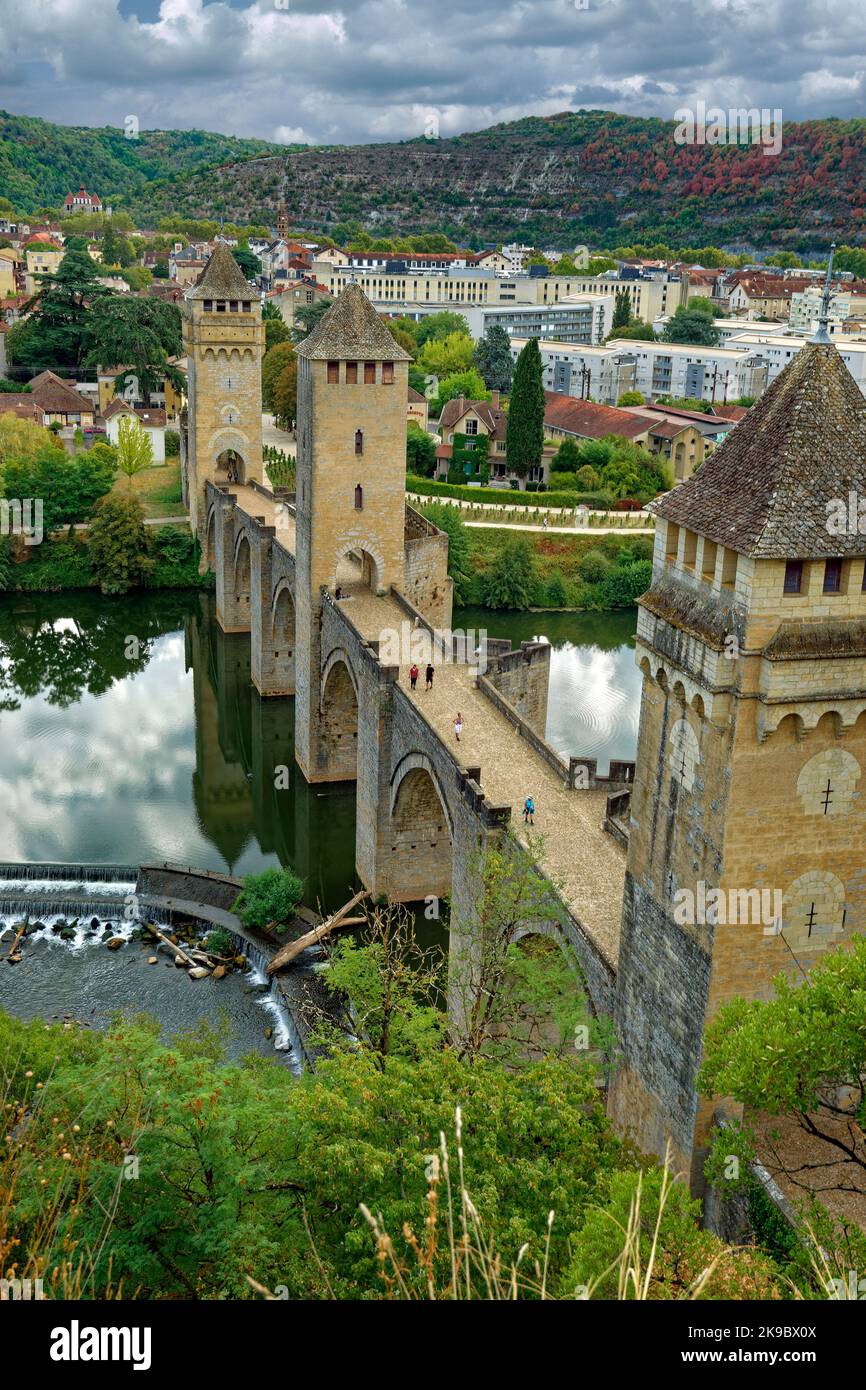 Il Pont Valentré attraverso il fiume Lot a Cahors nella regione Occitanie della Francia meridionale. Foto Stock
